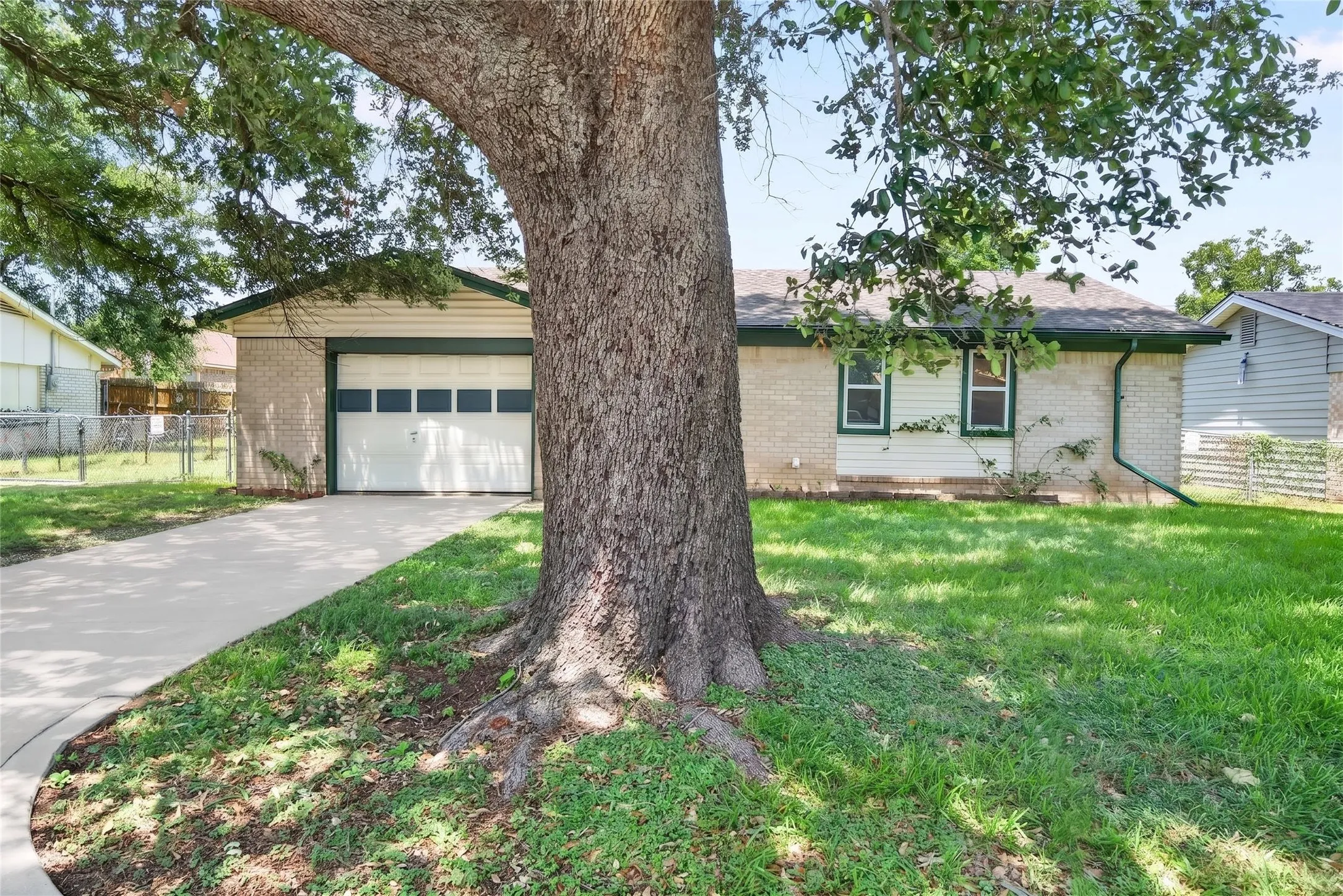 Single Family Residence For Sale in Dallas County , 2461 Lisa Street, Grand Prairie, Texas 75051, 3 Bedroom, 2 Bathroom, 1 Garage spaces, 1,020 Sqft, built in 1973, mls#21385478, Real Estate Agent in Grand Prairie, Homes For Sale in Dallas county, Homes For Sale in Grand Prairie, Realtor in Grand Prairie Texas, Real Estate Brokerage Independent Realty Texas, Luminita Cordes Realtor