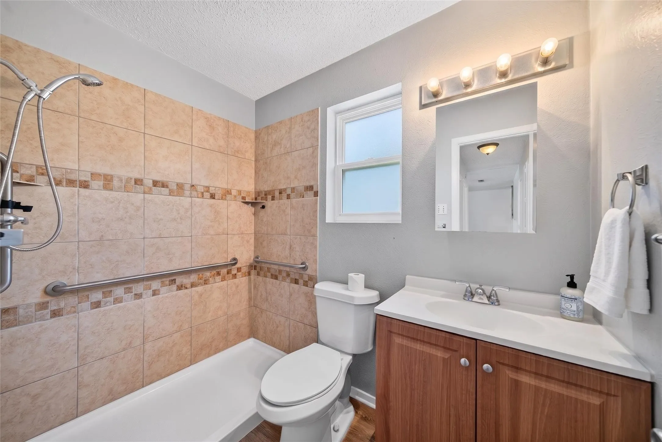 Single Family Residence For Sale in Dallas County , 2461 Lisa Street, Grand Prairie, Texas 75051, 3 Bedroom, 2 Bathroom, 1 Garage spaces, 1,020 Sqft, built in 1973, mls#21385478, Real Estate Agent in Grand Prairie, Homes For Sale in Dallas county, Homes For Sale in Grand Prairie, Realtor in Grand Prairie Texas, Real Estate Brokerage Independent Realty Texas, Luminita Cordes Realtor