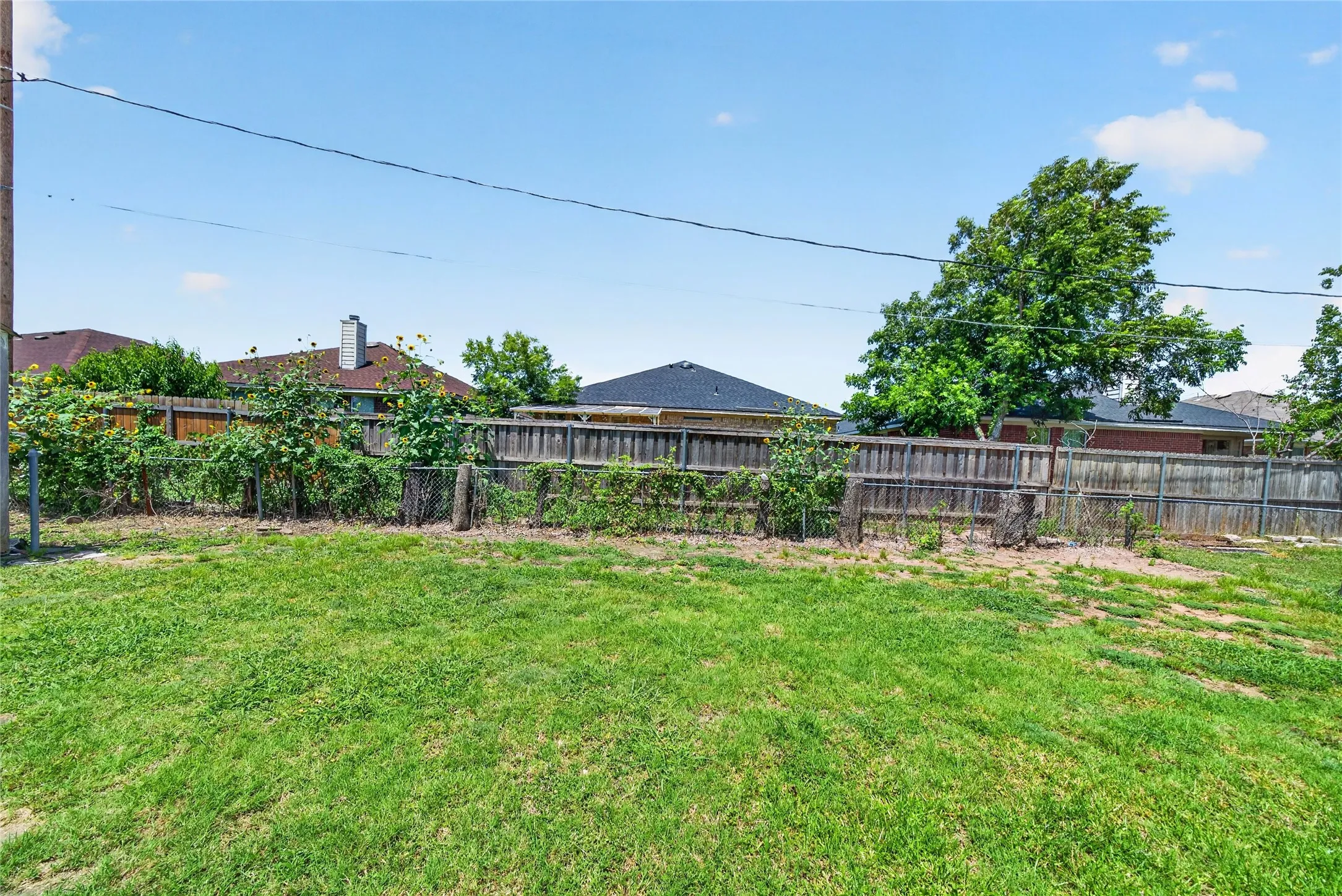 Single Family Residence For Sale in Dallas County , 2461 Lisa Street, Grand Prairie, Texas 75051, 3 Bedroom, 2 Bathroom, 1 Garage spaces, 1,020 Sqft, built in 1973, mls#21385478, Real Estate Agent in Grand Prairie, Homes For Sale in Dallas county, Homes For Sale in Grand Prairie, Realtor in Grand Prairie Texas, Real Estate Brokerage Independent Realty Texas, Luminita Cordes Realtor