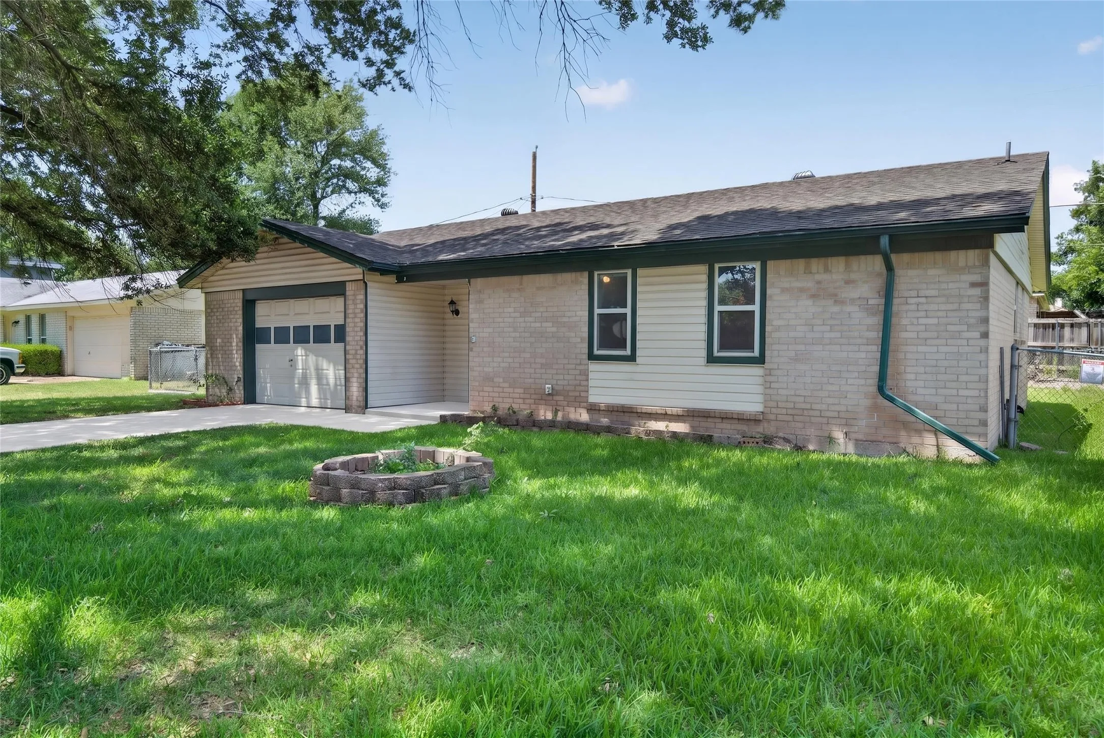 Single Family Residence For Sale in Dallas County , 2461 Lisa Street, Grand Prairie, Texas 75051, 3 Bedroom, 2 Bathroom, 1 Garage spaces, 1,020 Sqft, built in 1973, mls#21385478, Real Estate Agent in Grand Prairie, Homes For Sale in Dallas county, Homes For Sale in Grand Prairie, Realtor in Grand Prairie Texas, Real Estate Brokerage Independent Realty Texas, Luminita Cordes Realtor