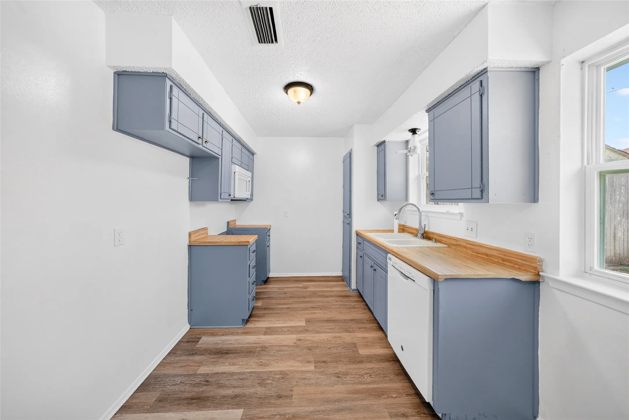 Single Family Residence For Sale in Dallas County , 2461 Lisa Street, Grand Prairie, Texas 75051, 3 Bedroom, 2 Bathroom, 1 Garage spaces, 1,020 Sqft, built in 1973, mls#21385478, Real Estate Agent in Grand Prairie, Homes For Sale in Dallas county, Homes For Sale in Grand Prairie, Realtor in Grand Prairie Texas, Real Estate Brokerage Independent Realty Texas, Luminita Cordes Realtor
