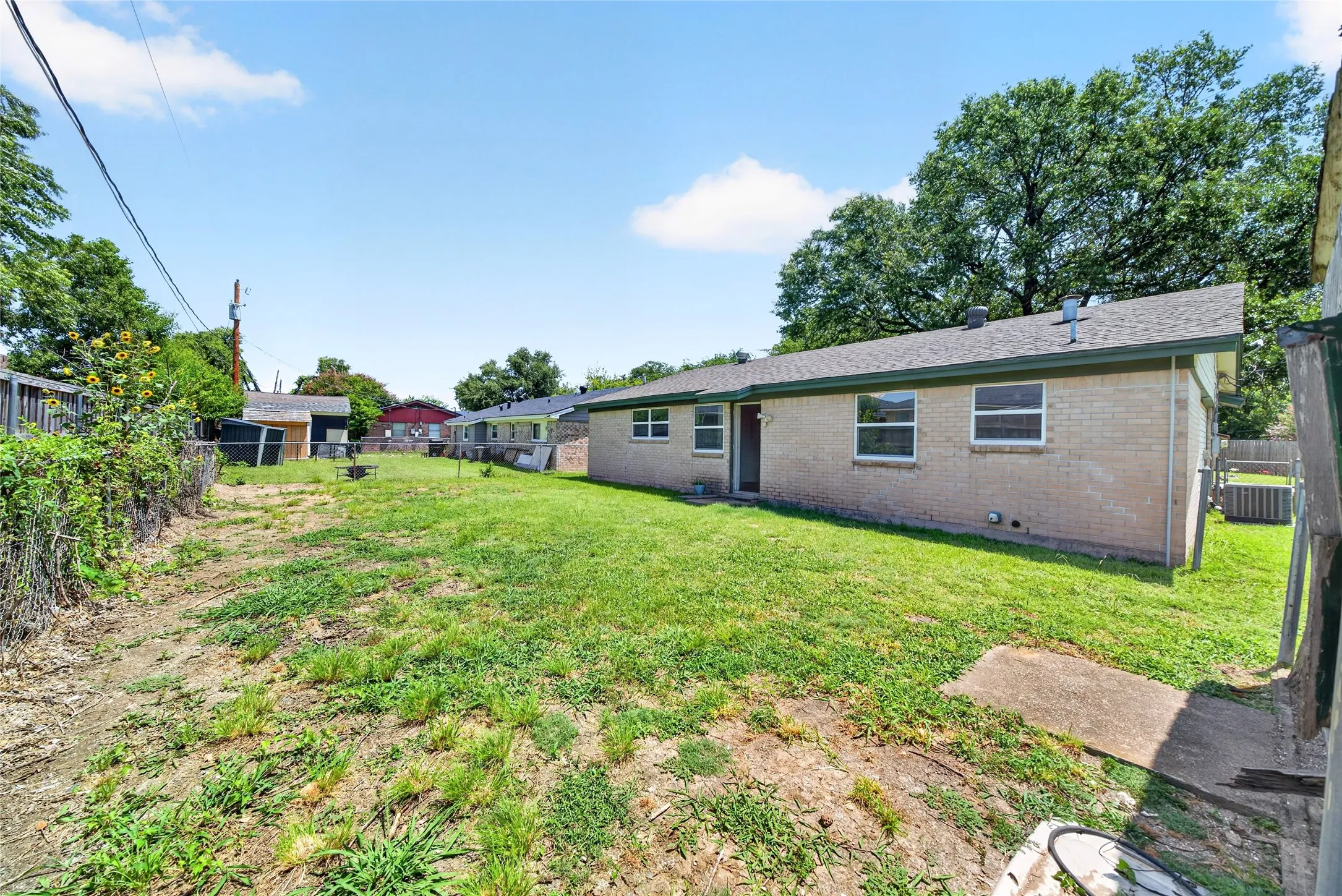 Single Family Residence For Sale in Dallas County , 2461 Lisa Street, Grand Prairie, Texas 75051, 3 Bedroom, 2 Bathroom, 1 Garage spaces, 1,020 Sqft, built in 1973, mls#21385478, Real Estate Agent in Grand Prairie, Homes For Sale in Dallas county, Homes For Sale in Grand Prairie, Realtor in Grand Prairie Texas, Real Estate Brokerage Independent Realty Texas, Luminita Cordes Realtor