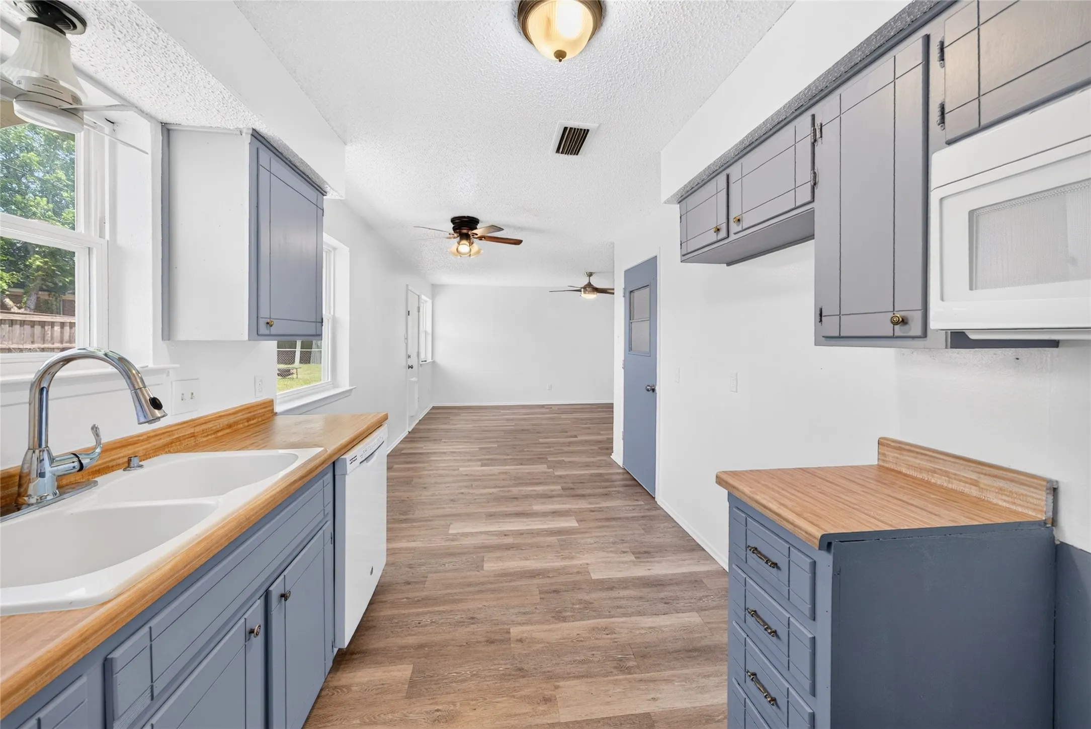 Single Family Residence For Sale in Dallas County , 2461 Lisa Street, Grand Prairie, Texas 75051, 3 Bedroom, 2 Bathroom, 1 Garage spaces, 1,020 Sqft, built in 1973, mls#21385478, Real Estate Agent in Grand Prairie, Homes For Sale in Dallas county, Homes For Sale in Grand Prairie, Realtor in Grand Prairie Texas, Real Estate Brokerage Independent Realty Texas, Luminita Cordes Realtor