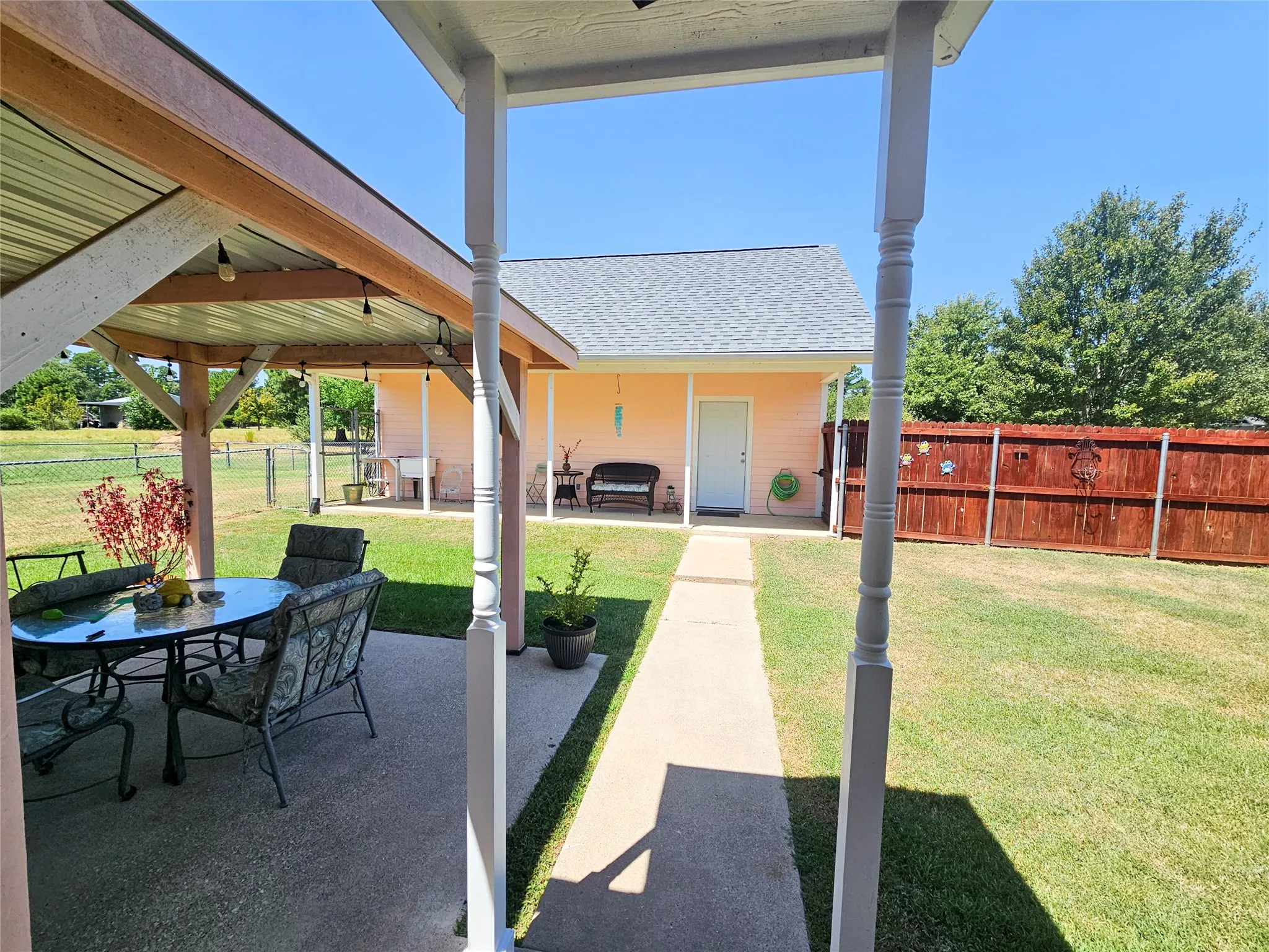 Single Family Residence For Sale in Wood County , 175 Private Road 6605, Mineola, Texas 75773, 3 Bedroom, 2 Bathroom, 2 Garage spaces, 1,982 Sqft, built in 2001, mls#21385163, Real Estate Agent in Mineola, Homes For Sale in Wood county, Homes For Sale in Mineola, Realtor in Mineola Texas, Real Estate Brokerage Independent Realty Texas, Luminita Cordes Realtor