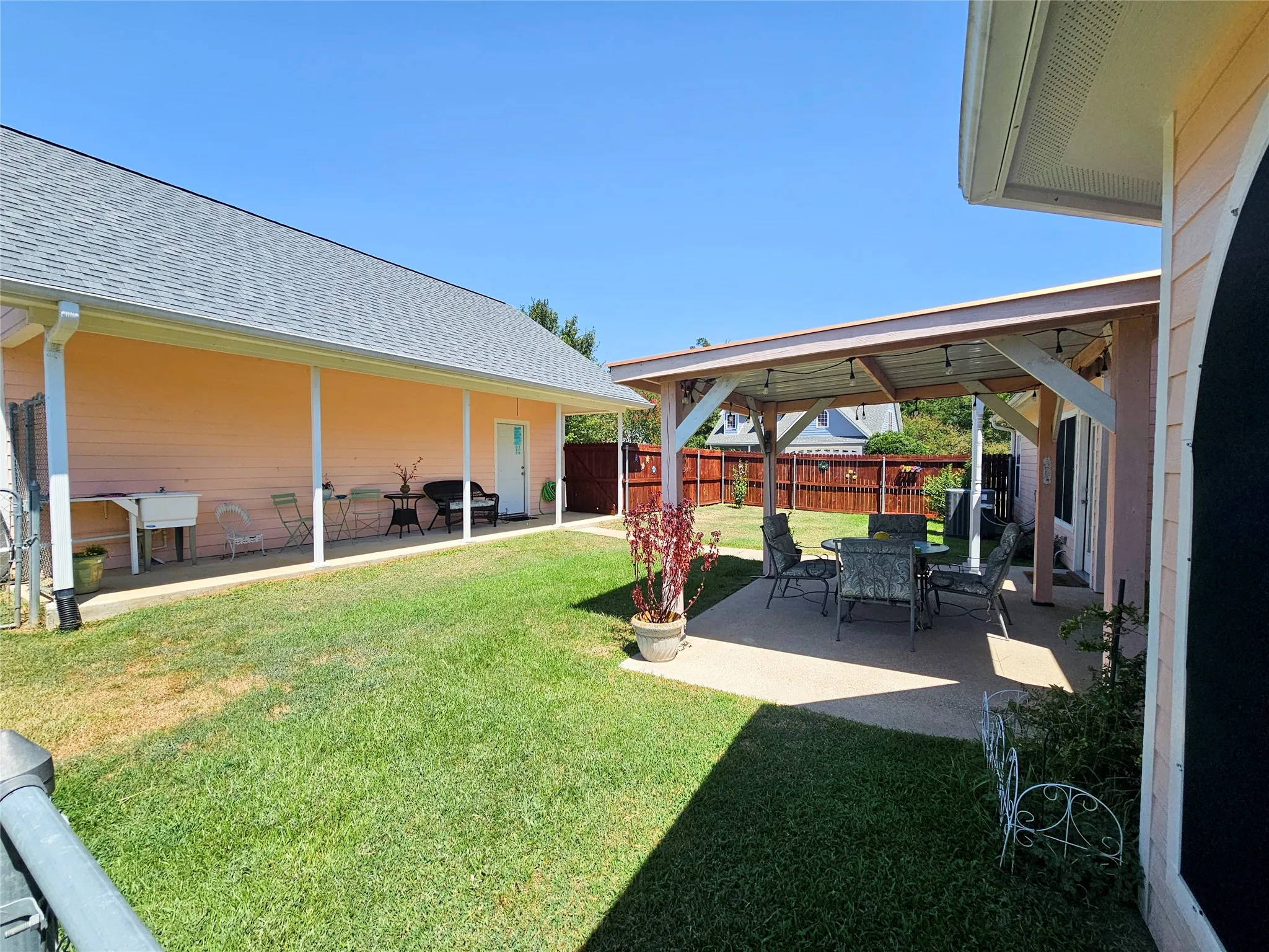 Single Family Residence For Sale in Wood County , 175 Private Road 6605, Mineola, Texas 75773, 3 Bedroom, 2 Bathroom, 2 Garage spaces, 1,982 Sqft, built in 2001, mls#21385163, Real Estate Agent in Mineola, Homes For Sale in Wood county, Homes For Sale in Mineola, Realtor in Mineola Texas, Real Estate Brokerage Independent Realty Texas, Luminita Cordes Realtor