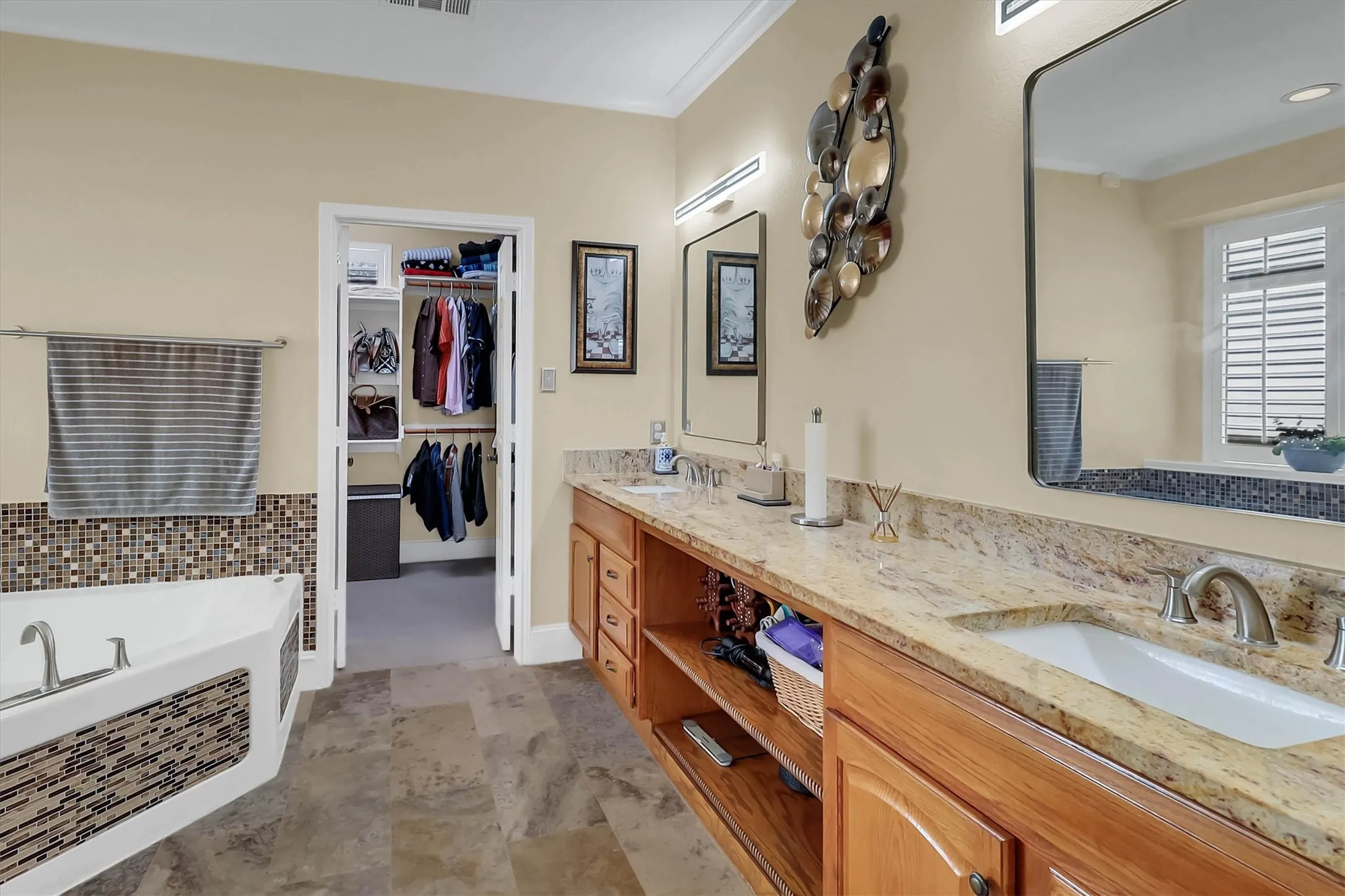 Single Family Residence For Sale in Denton County , 1500 Bastrop Drive, Carrollton, Texas 75010, 4 Bedroom, 3 Bathroom, 2 Garage spaces, 2,849 Sqft, built in 1998, mls#21382812, Real Estate Agent in Carrollton, Homes For Sale in Denton county, Homes For Sale in Carrollton, Realtor in Carrollton Texas, Real Estate Brokerage Independent Realty Texas, Luminita Cordes Realtor