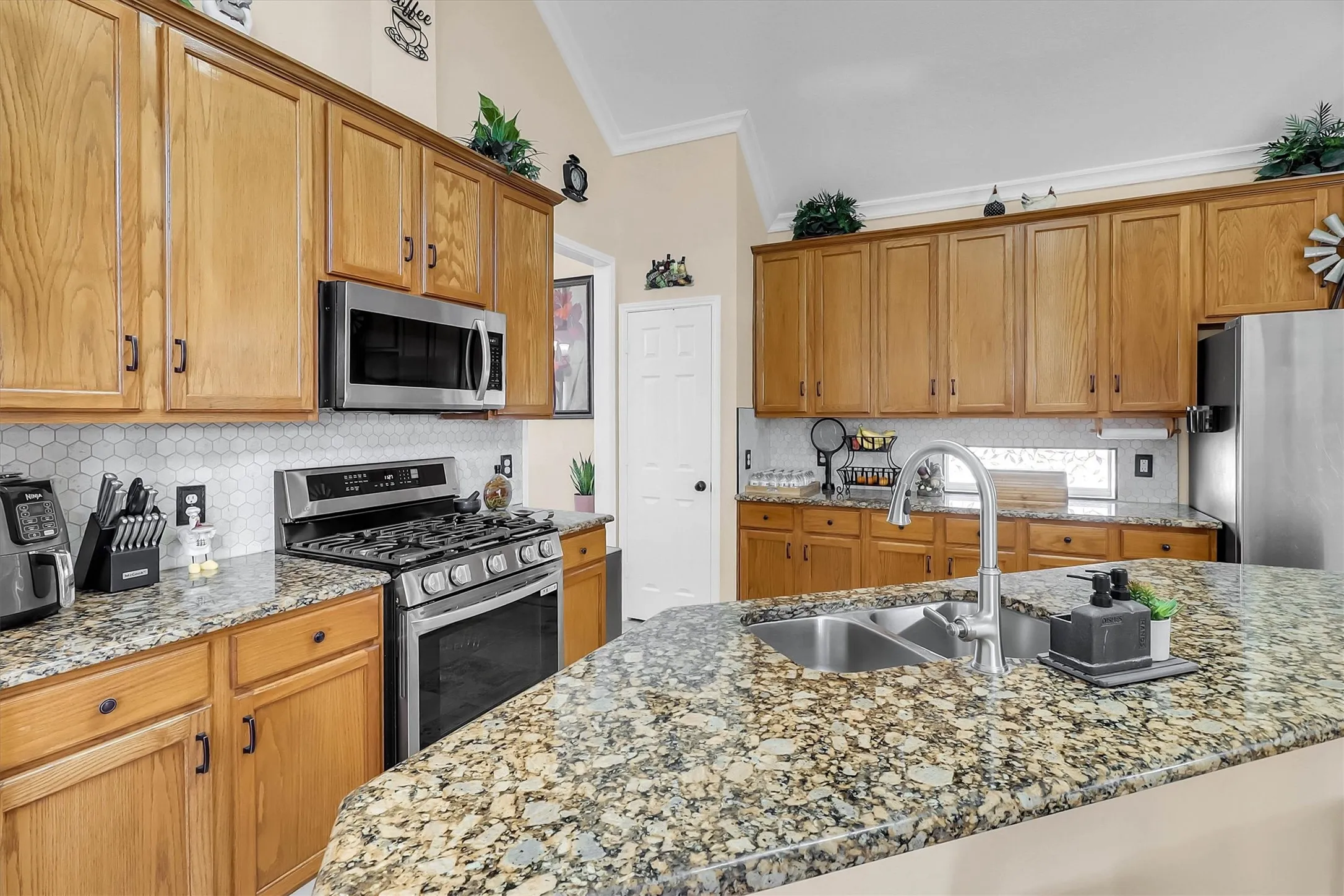 Single Family Residence For Sale in Denton County , 1500 Bastrop Drive, Carrollton, Texas 75010, 4 Bedroom, 3 Bathroom, 2 Garage spaces, 2,849 Sqft, built in 1998, mls#21382812, Real Estate Agent in Carrollton, Homes For Sale in Denton county, Homes For Sale in Carrollton, Realtor in Carrollton Texas, Real Estate Brokerage Independent Realty Texas, Luminita Cordes Realtor