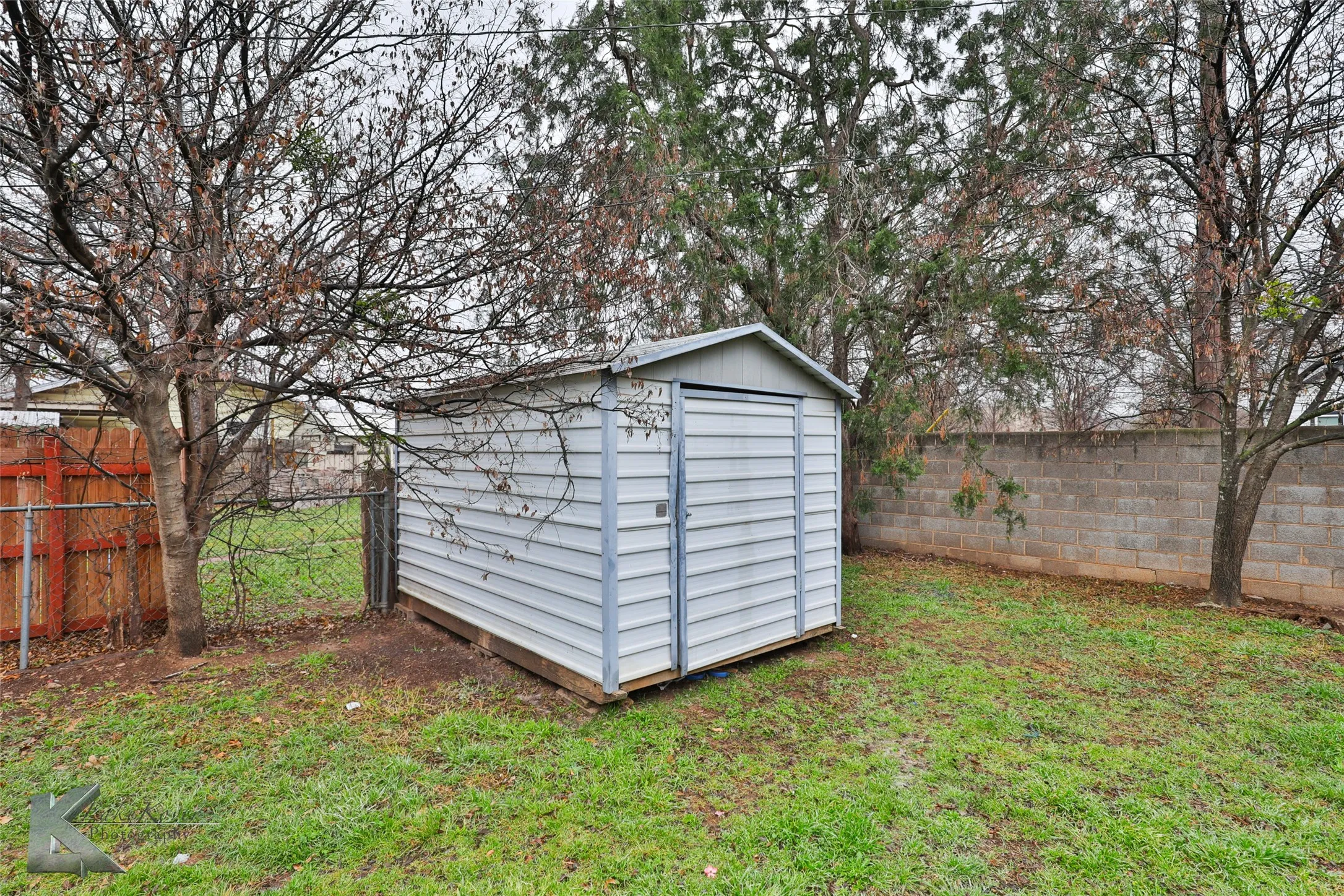 Single Family Residence For Sale in Taylor County , 2225 Russell Avenue, Abilene, Texas 79605, 3 Bedroom, 2 Bathroom, Garage spaces, 1,264 Sqft, built in 1941, mls#21385503, Real Estate Agent in Abilene, Homes For Sale in Taylor county, Homes For Sale in Abilene, Realtor in Abilene Texas, Real Estate Brokerage Independent Realty Texas, Luminita Cordes Realtor