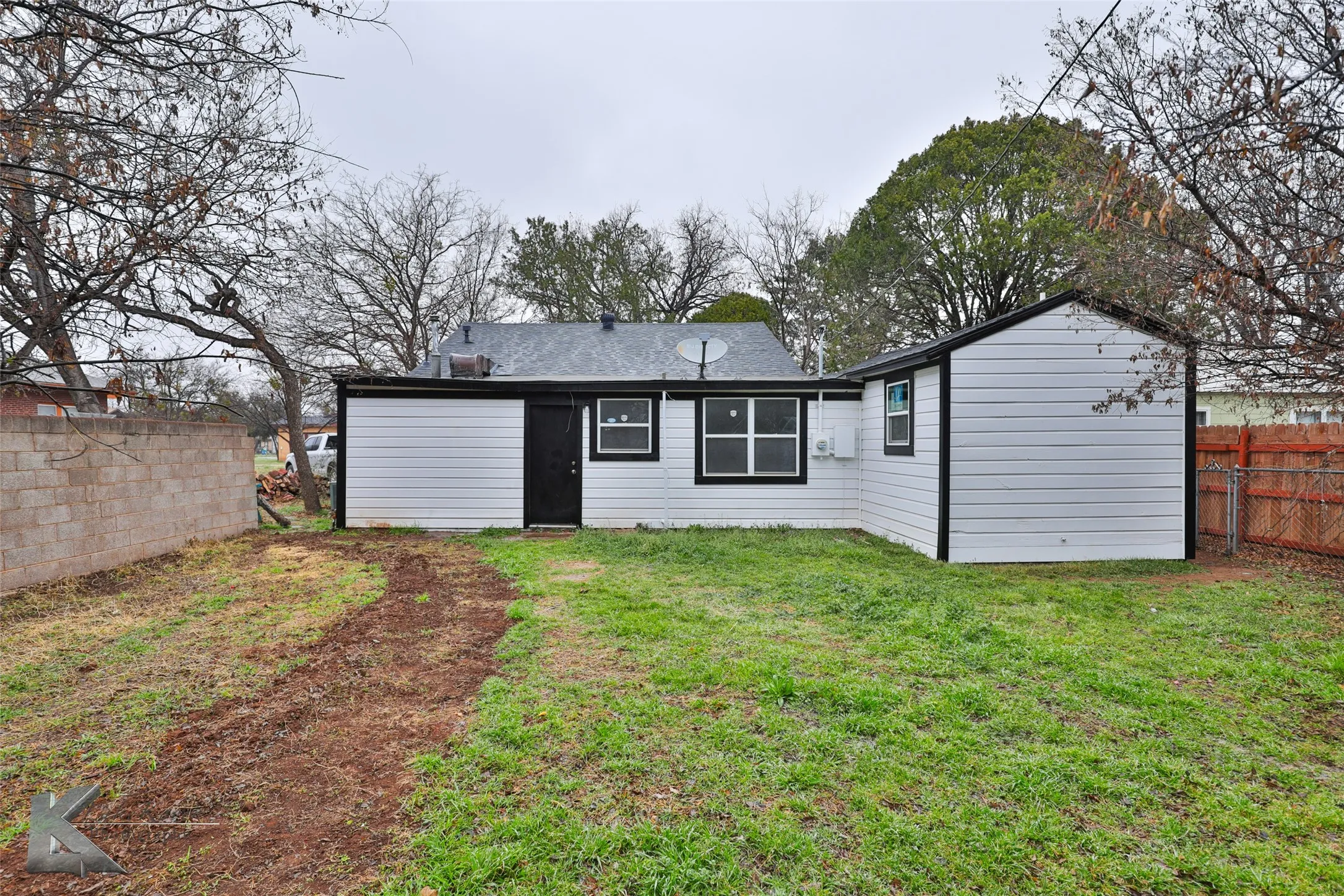 Single Family Residence For Sale in Taylor County , 2225 Russell Avenue, Abilene, Texas 79605, 3 Bedroom, 2 Bathroom, Garage spaces, 1,264 Sqft, built in 1941, mls#21385503, Real Estate Agent in Abilene, Homes For Sale in Taylor county, Homes For Sale in Abilene, Realtor in Abilene Texas, Real Estate Brokerage Independent Realty Texas, Luminita Cordes Realtor