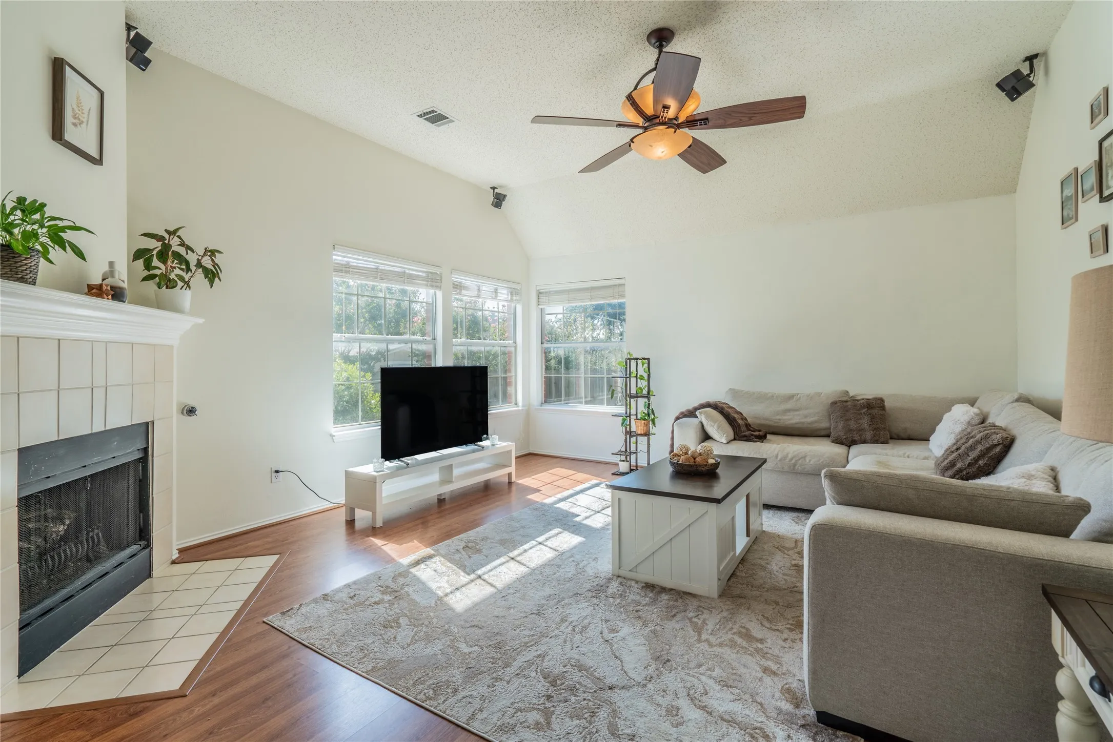 Single Family Residence For Rent in Denton County , 3112 Trailwood Lane, Flower Mound, Texas 75028, 4 Bedroom, 2 Bathroom, 2 Garage spaces, 2,156 Sqft, built in 1995, mls#21385521, Real Estate Agent in Flower Mound, Homes For Rent in Denton county, Homes For Rent in Flower Mound, Realtor in Flower Mound Texas, Real Estate Brokerage Independent Realty Texas, Luminita Cordes Realtor