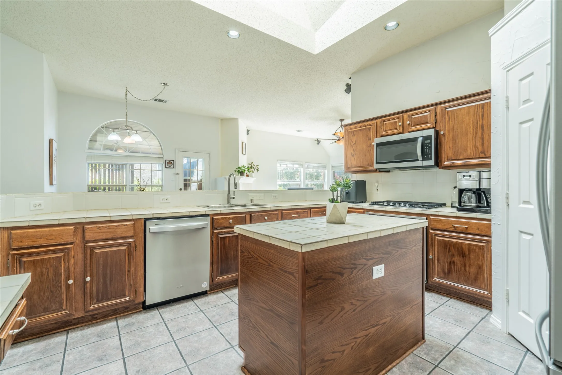 Single Family Residence For Rent in Denton County , 3112 Trailwood Lane, Flower Mound, Texas 75028, 4 Bedroom, 2 Bathroom, 2 Garage spaces, 2,156 Sqft, built in 1995, mls#21385521, Real Estate Agent in Flower Mound, Homes For Rent in Denton county, Homes For Rent in Flower Mound, Realtor in Flower Mound Texas, Real Estate Brokerage Independent Realty Texas, Luminita Cordes Realtor