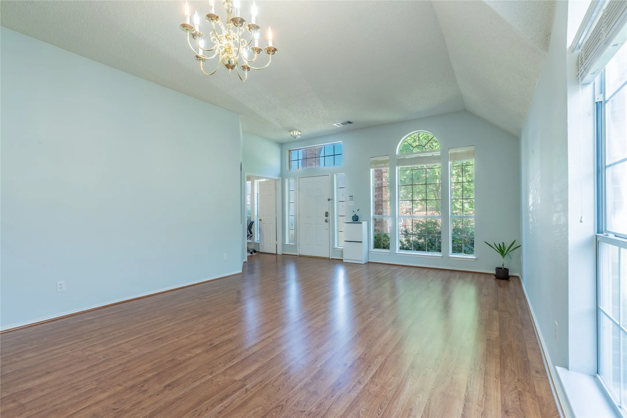 Single Family Residence For Rent in Denton County , 3112 Trailwood Lane, Flower Mound, Texas 75028, 4 Bedroom, 2 Bathroom, 2 Garage spaces, 2,156 Sqft, built in 1995, mls#21385521, Real Estate Agent in Flower Mound, Homes For Rent in Denton county, Homes For Rent in Flower Mound, Realtor in Flower Mound Texas, Real Estate Brokerage Independent Realty Texas, Luminita Cordes Realtor
