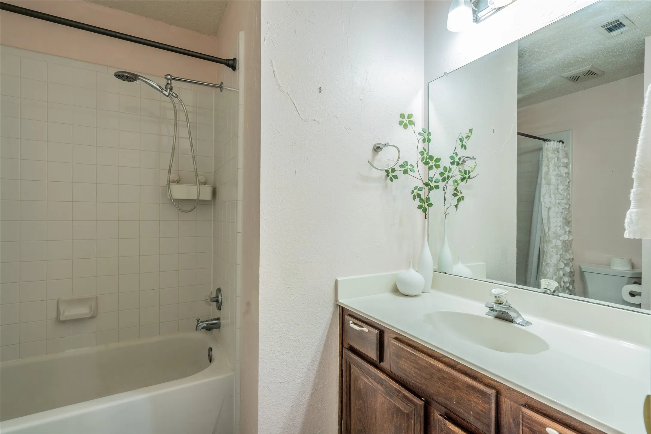 Single Family Residence For Rent in Denton County , 3112 Trailwood Lane, Flower Mound, Texas 75028, 4 Bedroom, 2 Bathroom, 2 Garage spaces, 2,156 Sqft, built in 1995, mls#21385521, Real Estate Agent in Flower Mound, Homes For Rent in Denton county, Homes For Rent in Flower Mound, Realtor in Flower Mound Texas, Real Estate Brokerage Independent Realty Texas, Luminita Cordes Realtor
