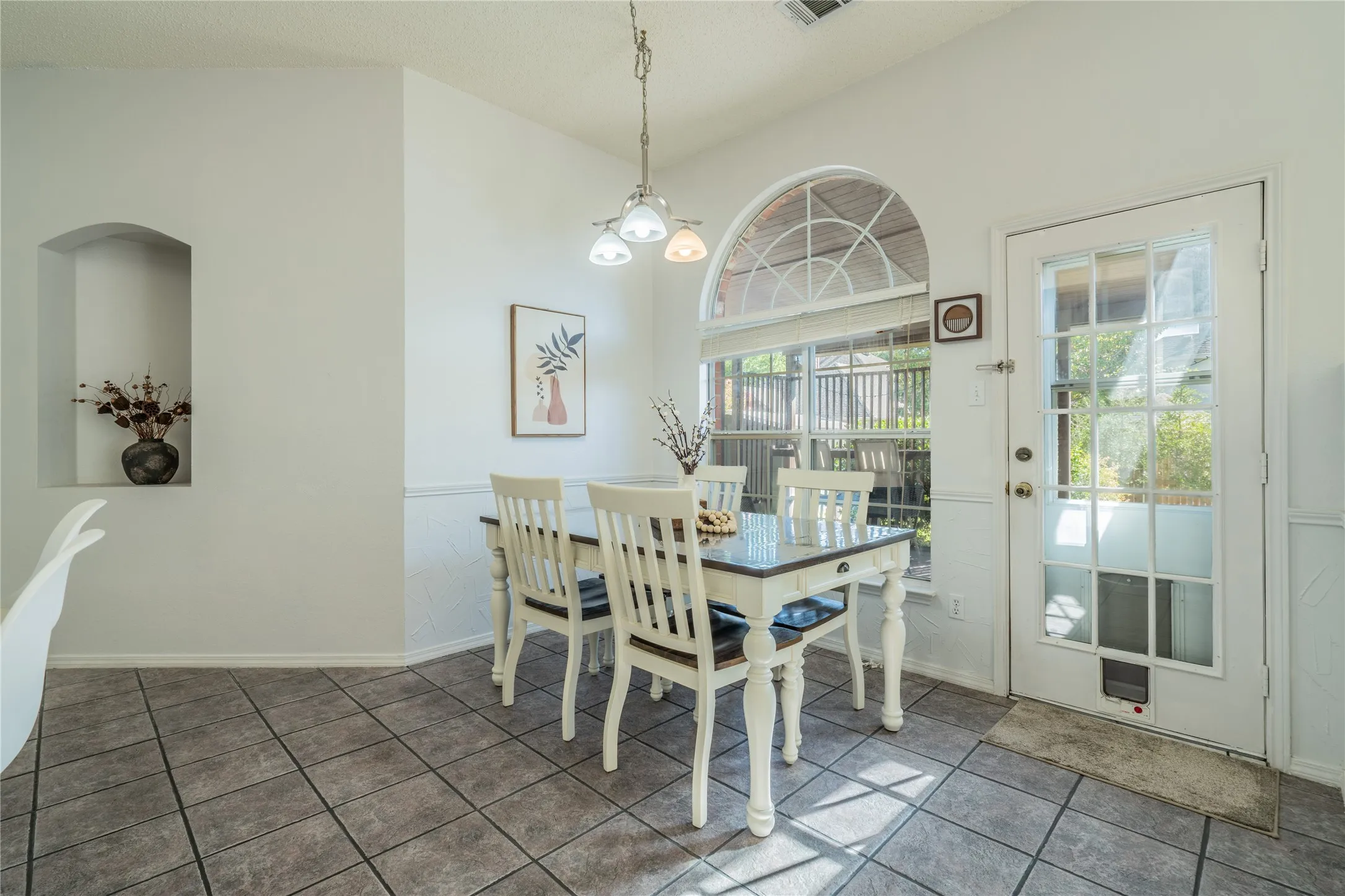 Single Family Residence For Rent in Denton County , 3112 Trailwood Lane, Flower Mound, Texas 75028, 4 Bedroom, 2 Bathroom, 2 Garage spaces, 2,156 Sqft, built in 1995, mls#21385521, Real Estate Agent in Flower Mound, Homes For Rent in Denton county, Homes For Rent in Flower Mound, Realtor in Flower Mound Texas, Real Estate Brokerage Independent Realty Texas, Luminita Cordes Realtor