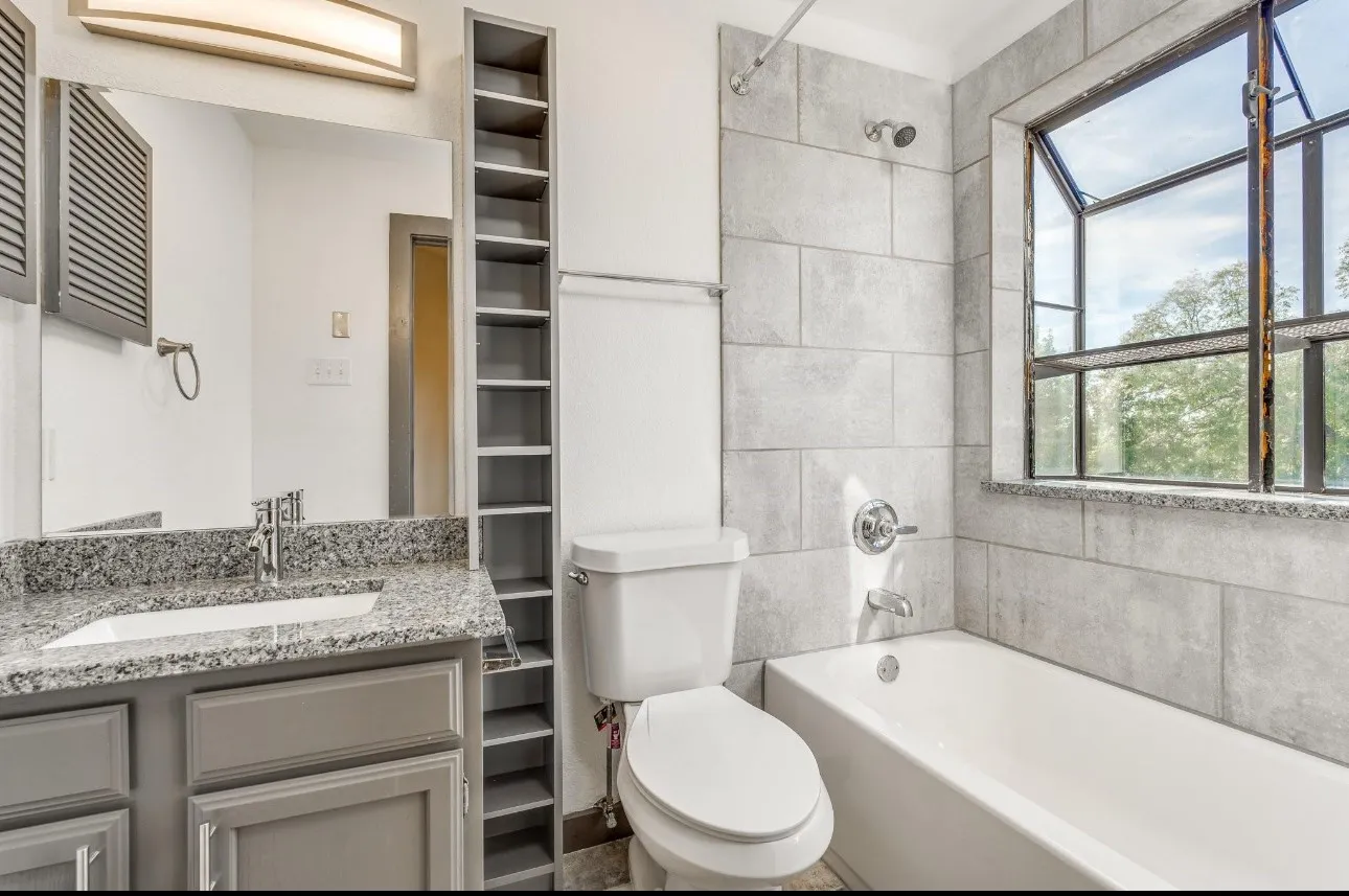 Full bathroom with vanity, toilet, and tiled shower / bath