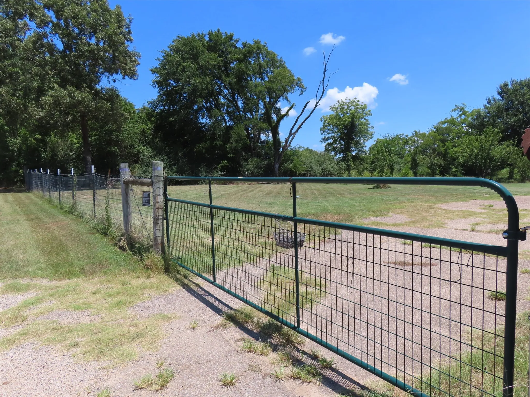 Single Family Residence For Sale in Camp County , 2099 County Road 3420, Leesburg, Texas 75451, 2 Bedroom, 1 Bathroom, Garage spaces, 832 Sqft, built in 1973, mls#21385505, Real Estate Agent in Leesburg, Homes For Sale in Camp county, Homes For Sale in Leesburg, Realtor in Leesburg Texas, Real Estate Brokerage Independent Realty Texas, Luminita Cordes Realtor