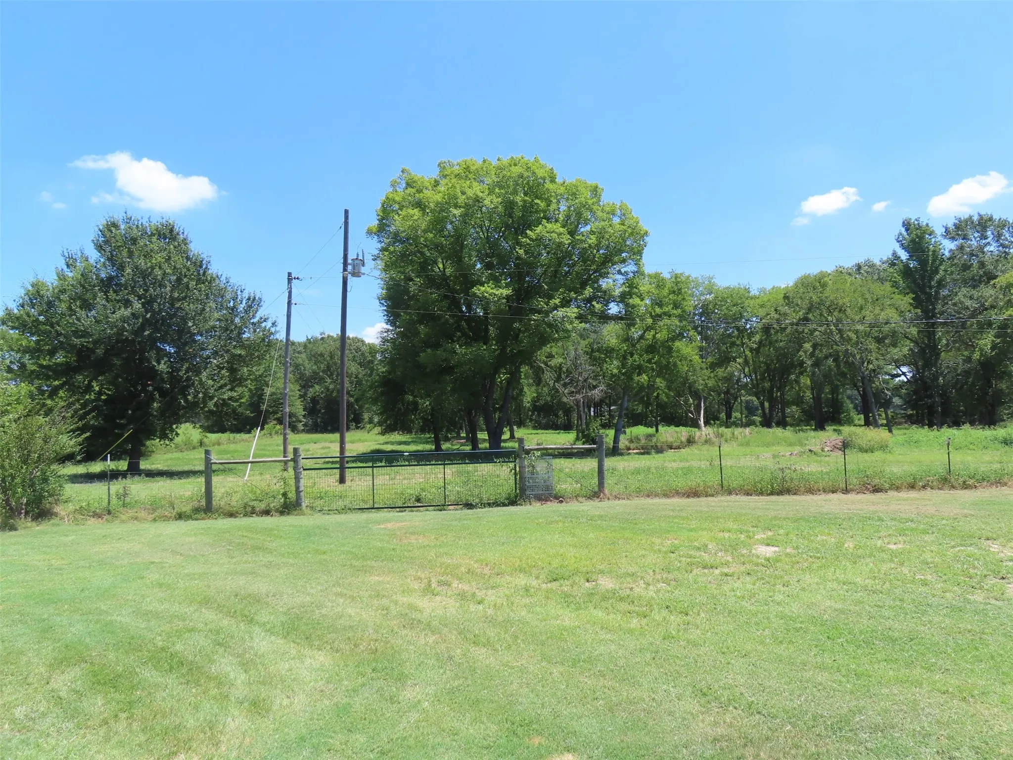Single Family Residence For Sale in Camp County , 2099 County Road 3420, Leesburg, Texas 75451, 2 Bedroom, 1 Bathroom, Garage spaces, 832 Sqft, built in 1973, mls#21385505, Real Estate Agent in Leesburg, Homes For Sale in Camp county, Homes For Sale in Leesburg, Realtor in Leesburg Texas, Real Estate Brokerage Independent Realty Texas, Luminita Cordes Realtor