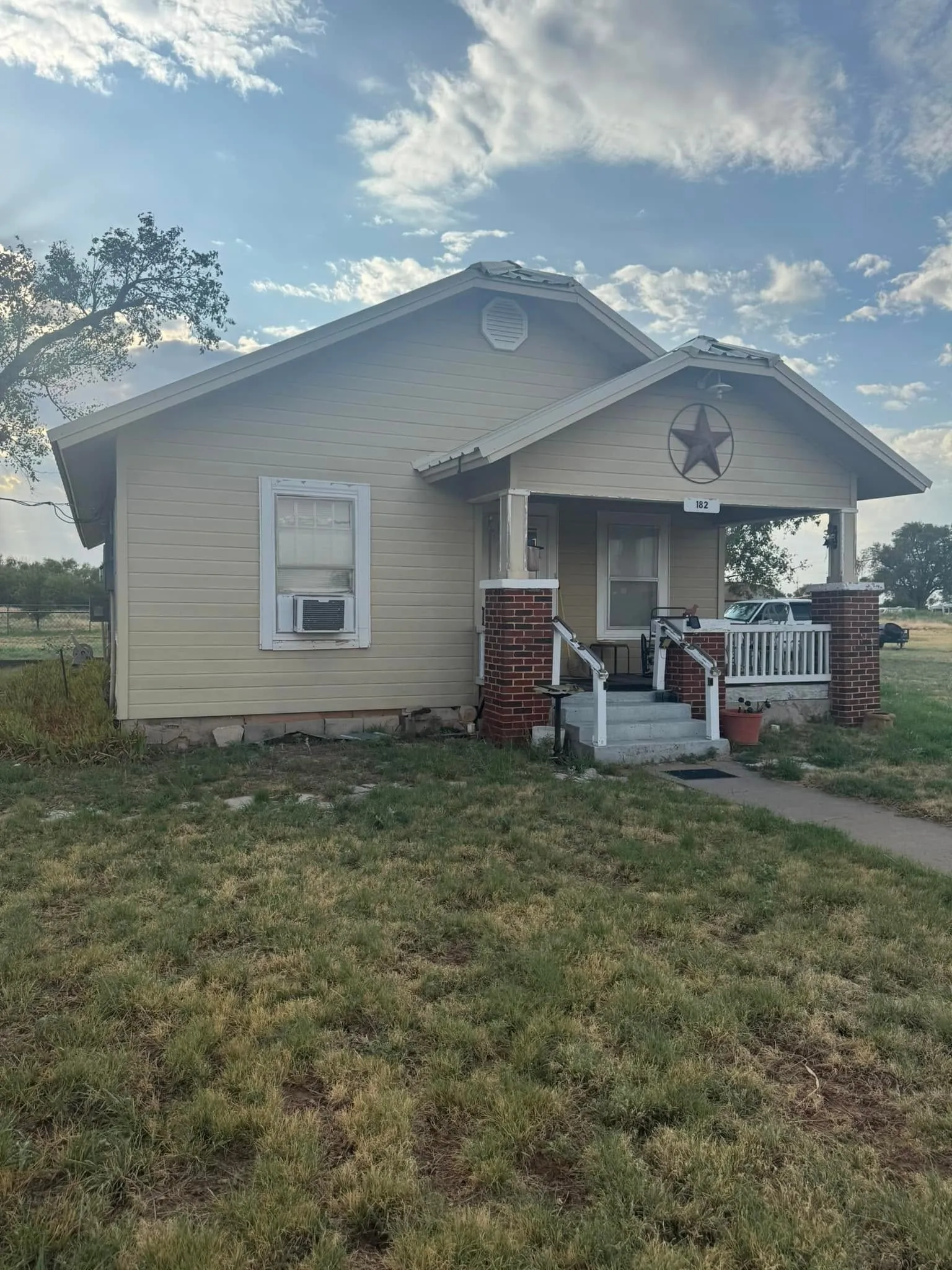 Single Family Residence For Sale in Hardeman County , 182 Scott, Quanah, Texas 79252, 2 Bedroom, 1 Bathroom, Garage spaces, 1,086 Sqft, built in 1910, mls#21385541, Real Estate Agent in Quanah, Homes For Sale in Hardeman county, Homes For Sale in Quanah, Realtor in Quanah Texas, Real Estate Brokerage Independent Realty Texas, Luminita Cordes Realtor