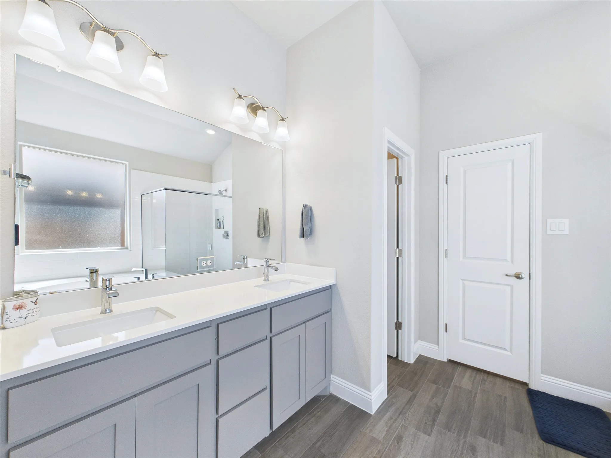 Dual vanity with undermount sinks and quartz countertops