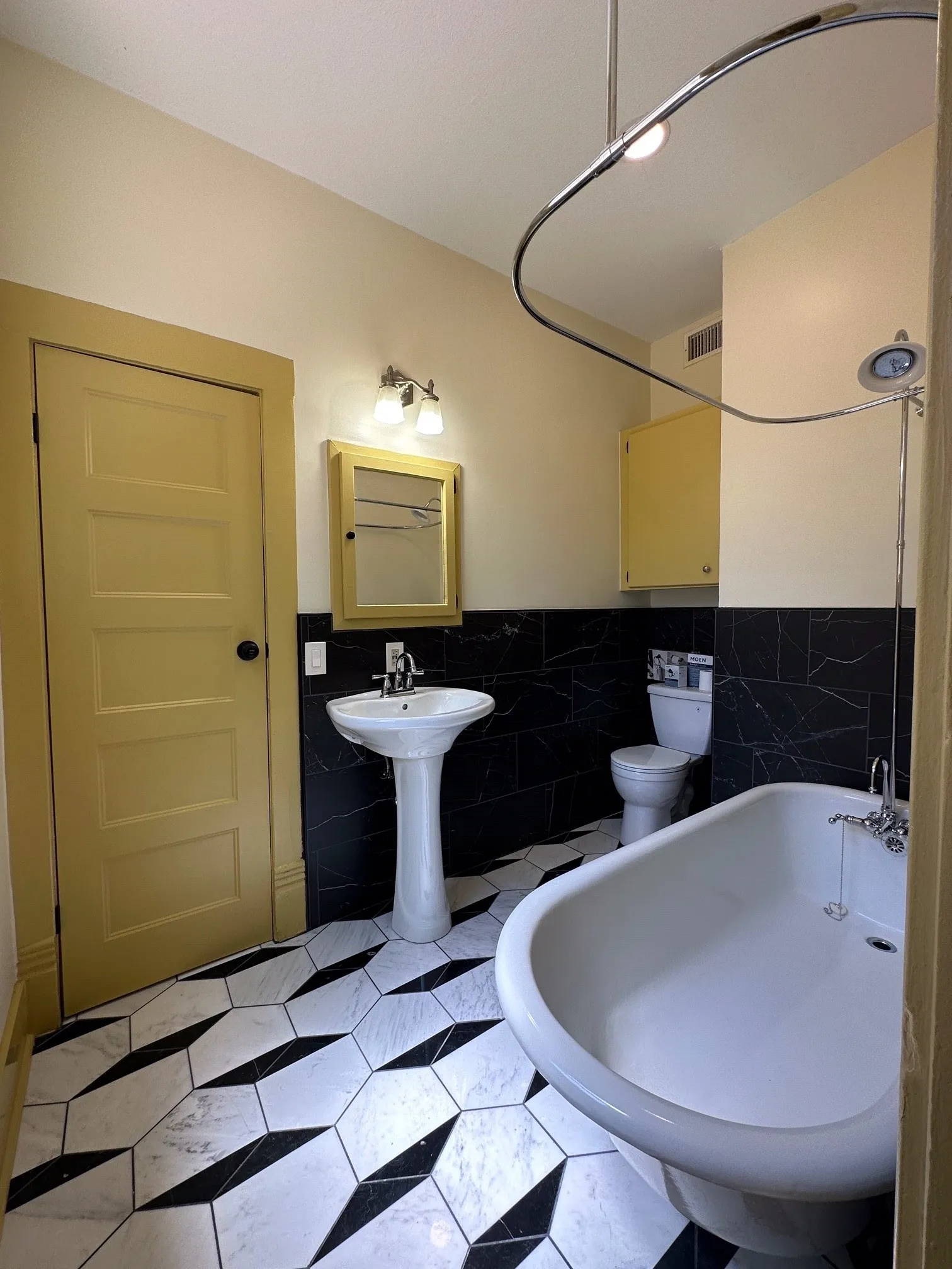 Apartment For Rent in Dallas County , 4910 Victor Street 1, Dallas, Texas 75214, 1 Bedroom, 1 Bathroom, Garage spaces, 1,000 Sqft, built in 1913, mls#21385535, Real Estate Agent in Dallas, Homes For Rent in Dallas county, Homes For Rent in Dallas, Realtor in Dallas Texas, Real Estate Brokerage Independent Realty Texas, Luminita Cordes Realtor