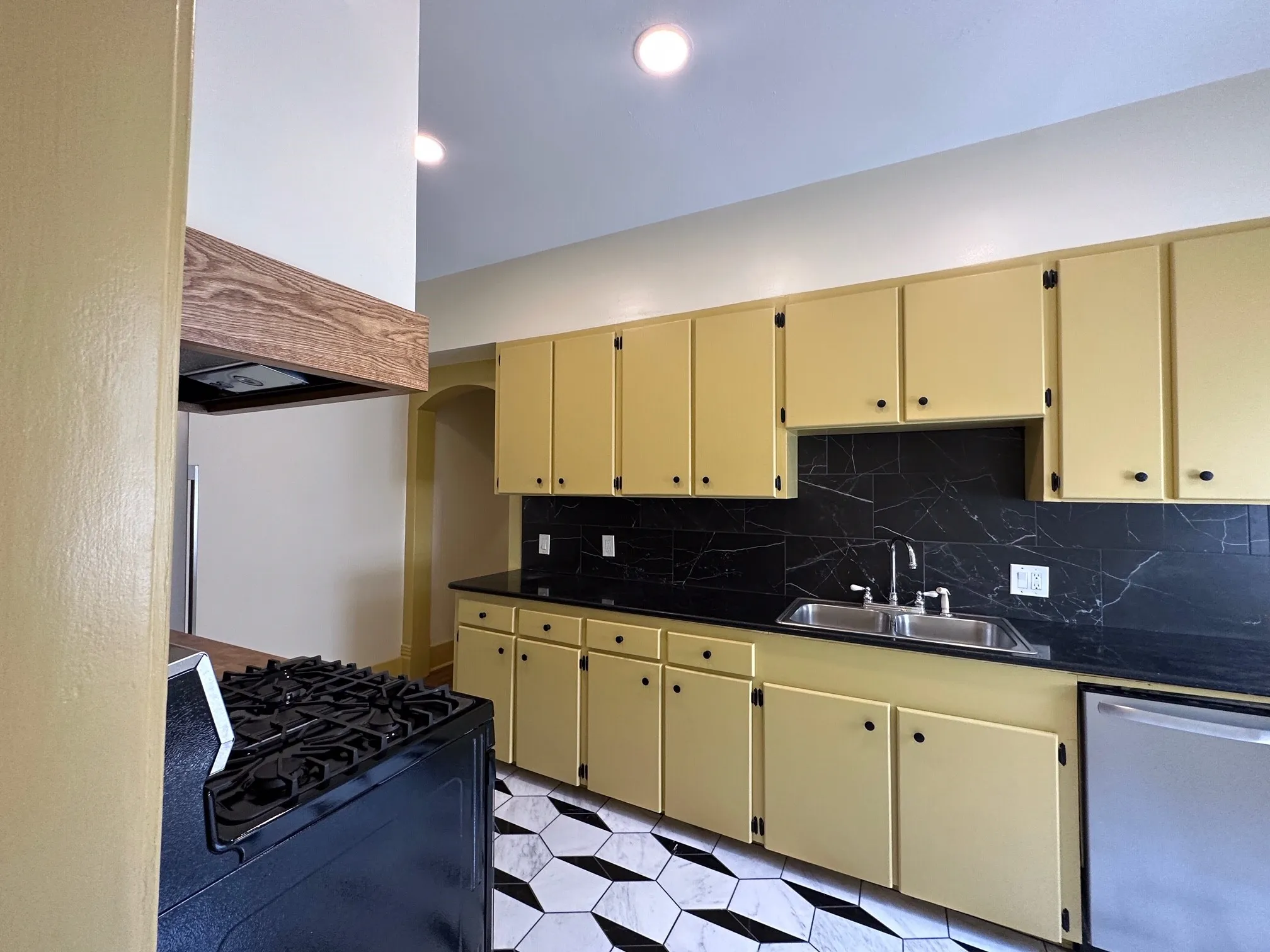 Apartment For Rent in Dallas County , 4910 Victor Street 1, Dallas, Texas 75214, 1 Bedroom, 1 Bathroom, Garage spaces, 1,000 Sqft, built in 1913, mls#21385535, Real Estate Agent in Dallas, Homes For Rent in Dallas county, Homes For Rent in Dallas, Realtor in Dallas Texas, Real Estate Brokerage Independent Realty Texas, Luminita Cordes Realtor