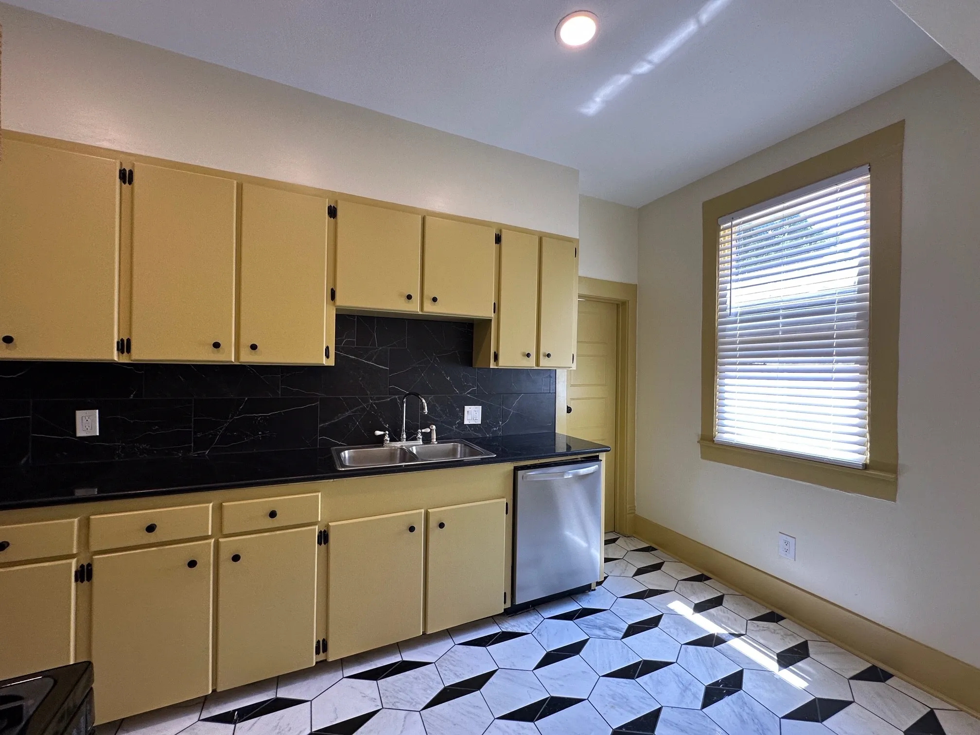 Apartment For Rent in Dallas County , 4910 Victor Street 1, Dallas, Texas 75214, 1 Bedroom, 1 Bathroom, Garage spaces, 1,000 Sqft, built in 1913, mls#21385535, Real Estate Agent in Dallas, Homes For Rent in Dallas county, Homes For Rent in Dallas, Realtor in Dallas Texas, Real Estate Brokerage Independent Realty Texas, Luminita Cordes Realtor