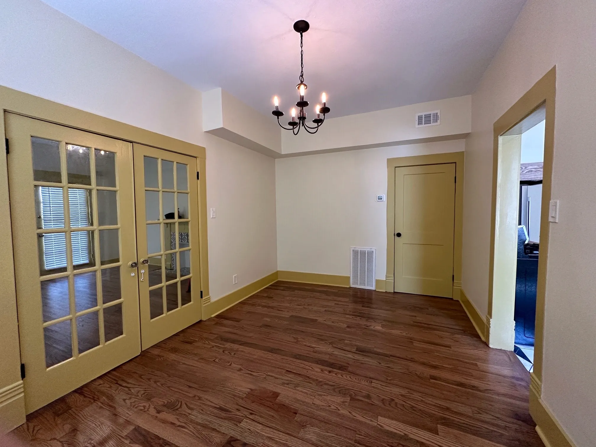 Apartment For Rent in Dallas County , 4910 Victor Street 1, Dallas, Texas 75214, 1 Bedroom, 1 Bathroom, Garage spaces, 1,000 Sqft, built in 1913, mls#21385535, Real Estate Agent in Dallas, Homes For Rent in Dallas county, Homes For Rent in Dallas, Realtor in Dallas Texas, Real Estate Brokerage Independent Realty Texas, Luminita Cordes Realtor