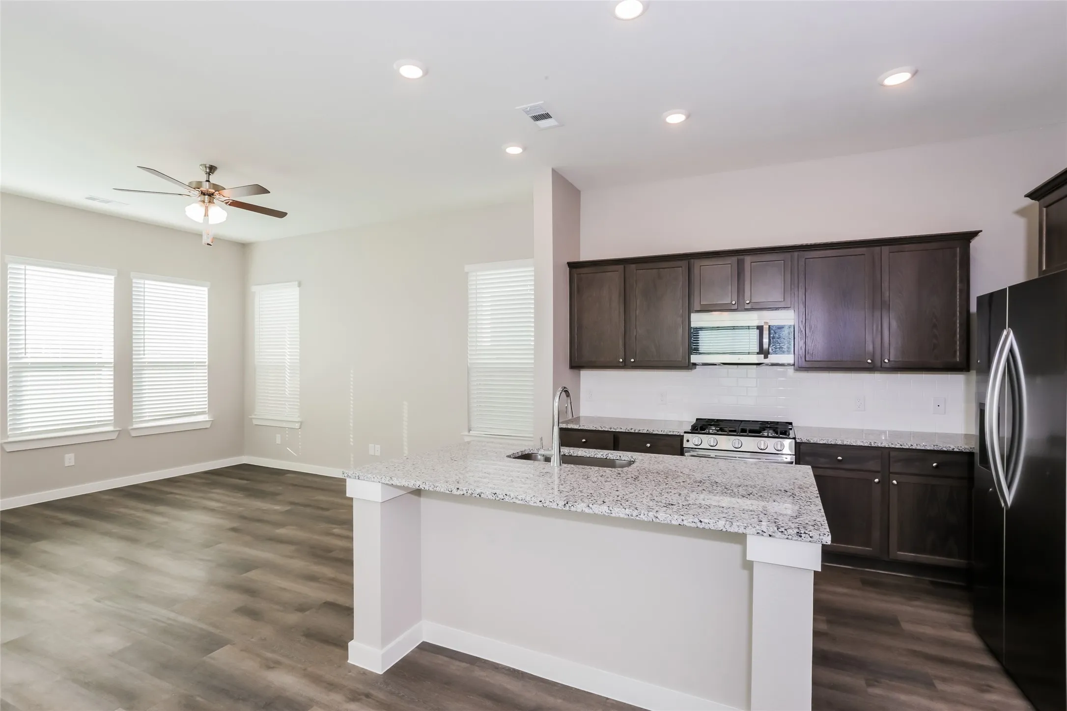 Single Family Residence For Rent in Tarrant County , 714 Lacewing Drive, Arlington, Texas 76005, 3 Bedroom, 3 Bathroom, 2 Garage spaces, 1,667 Sqft, built in 2025, mls#21377739, Real Estate Agent in Arlington, Homes For Rent in Tarrant county, Homes For Rent in Arlington, Realtor in Arlington Texas, Real Estate Brokerage Independent Realty Texas, Luminita Cordes Realtor
