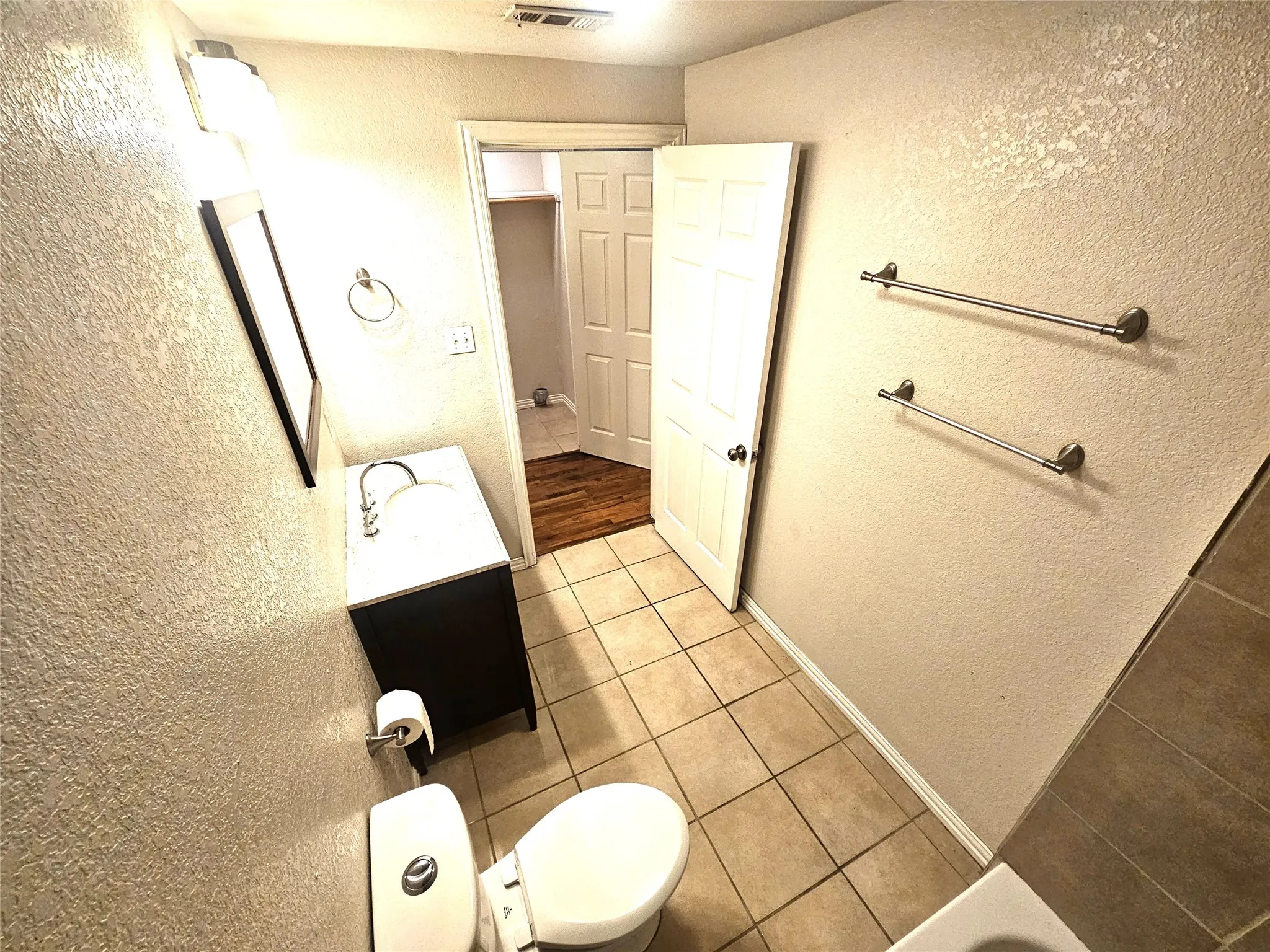 Spacious and modern Full bathroom