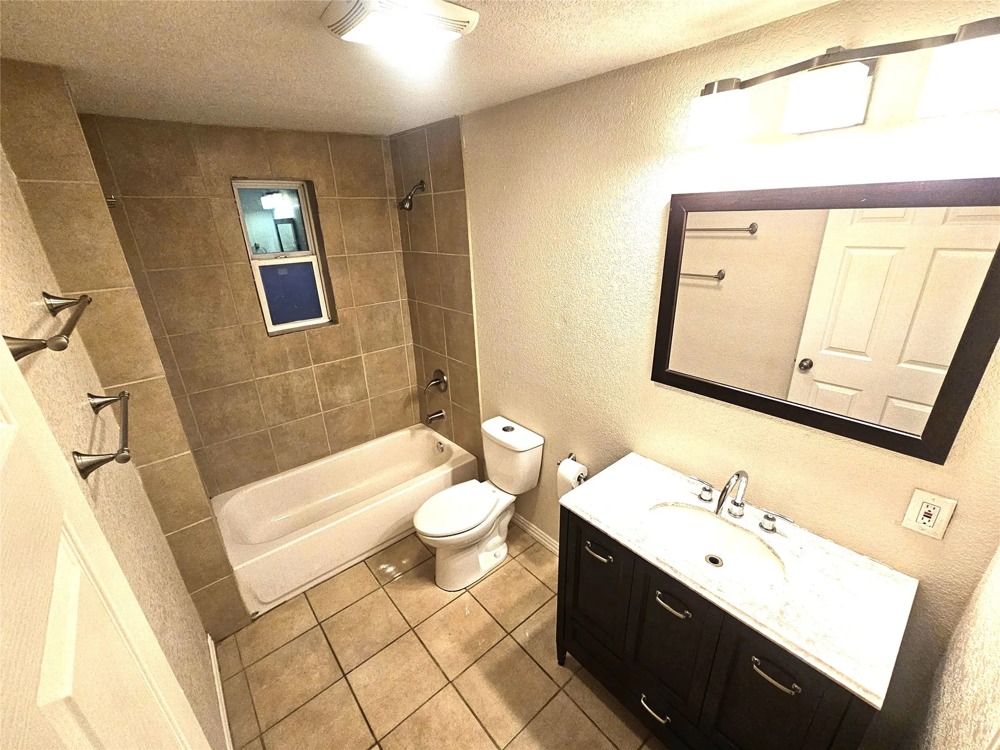Spacious and modern Full bathroom