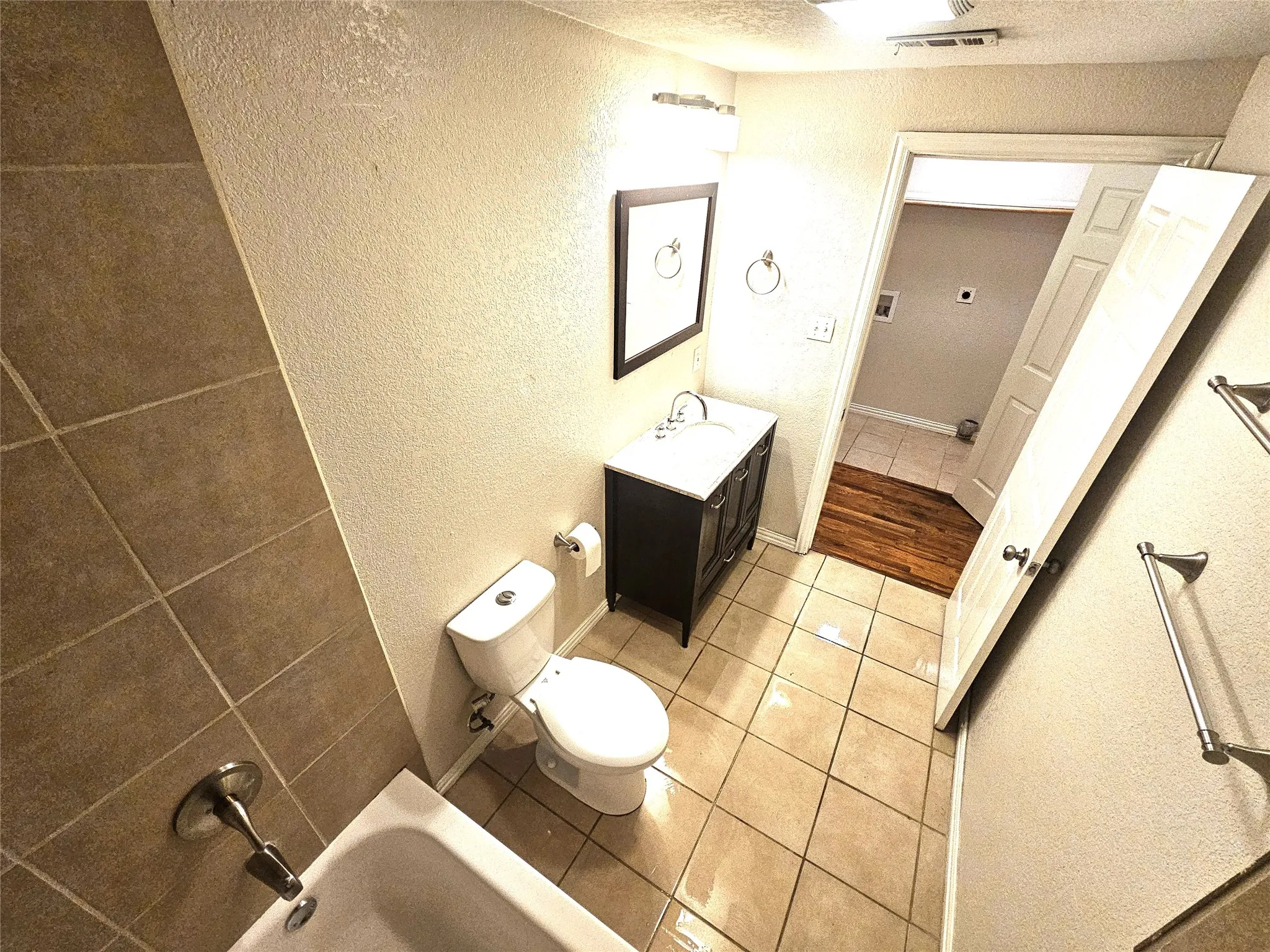 Spacious and modern Full bathroom
