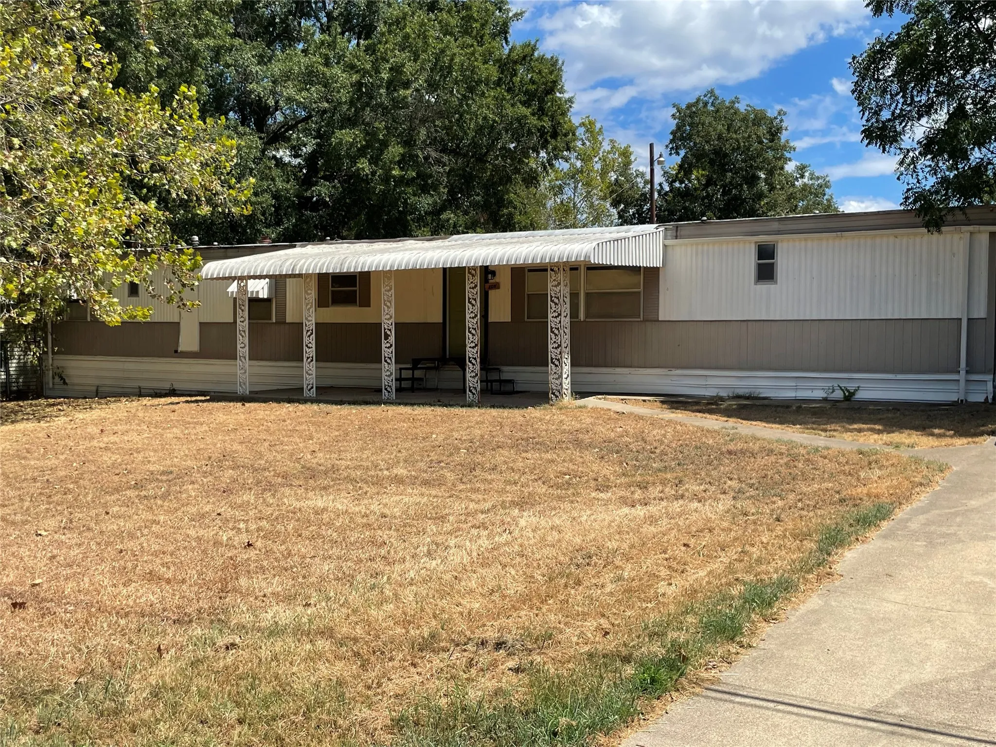 Mobile Home For Sale in Van Zandt County , 104 Humphries Street, Edgewood, Texas 75117, 3 Bedroom, 2 Bathroom, Garage spaces, 1,336 Sqft, built in 1976, mls#21385579, Real Estate Agent in Edgewood, Homes For Sale in Van Zandt county, Homes For Sale in Edgewood, Realtor in Edgewood Texas, Real Estate Brokerage Independent Realty Texas, Luminita Cordes Realtor