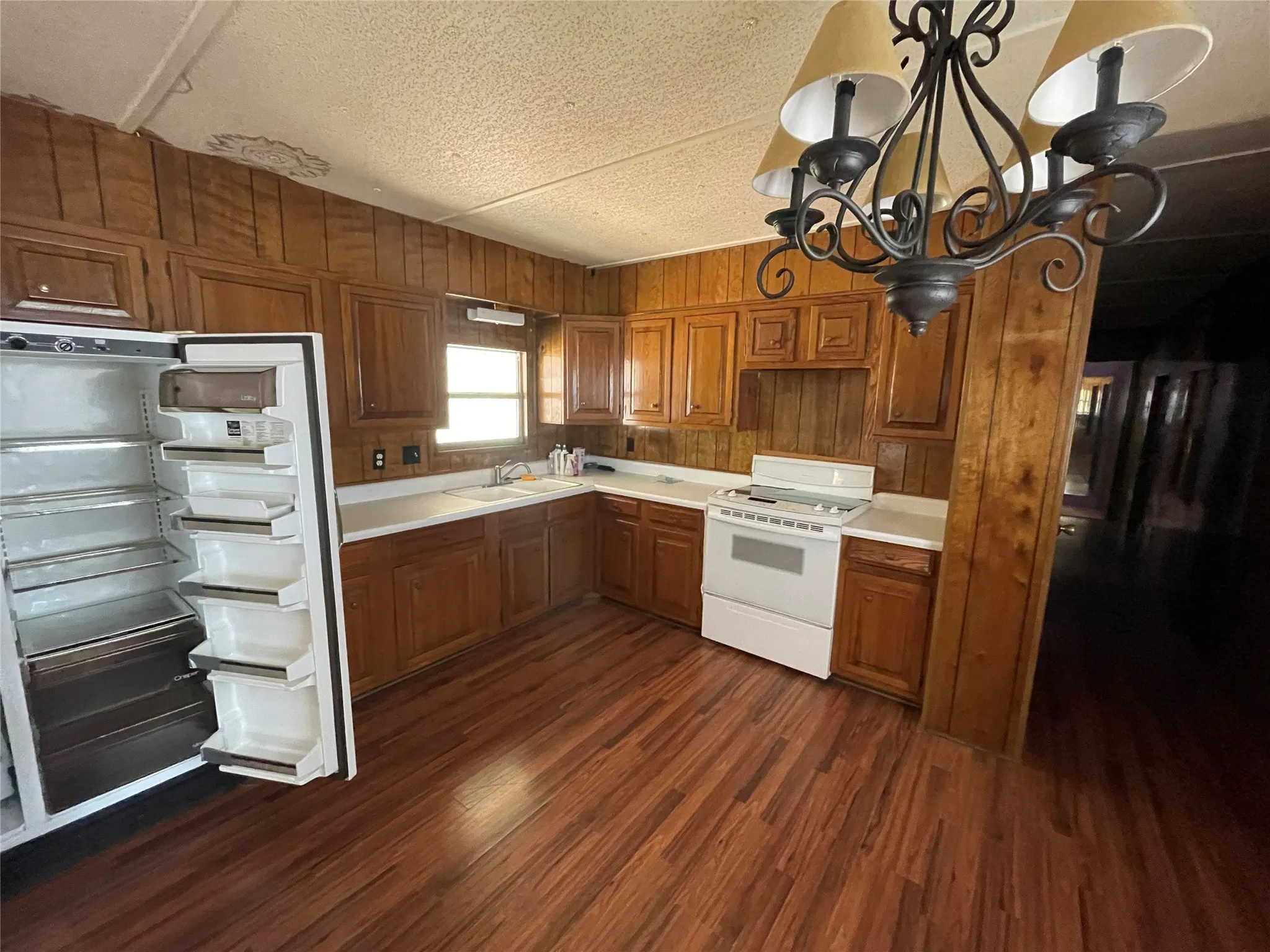 Mobile Home For Sale in Van Zandt County , 104 Humphries Street, Edgewood, Texas 75117, 3 Bedroom, 2 Bathroom, Garage spaces, 1,336 Sqft, built in 1976, mls#21385579, Real Estate Agent in Edgewood, Homes For Sale in Van Zandt county, Homes For Sale in Edgewood, Realtor in Edgewood Texas, Real Estate Brokerage Independent Realty Texas, Luminita Cordes Realtor