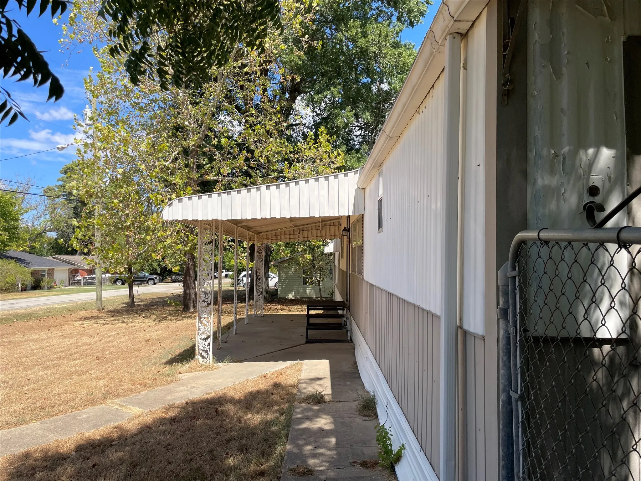 Mobile Home For Sale in Van Zandt County , 104 Humphries Street, Edgewood, Texas 75117, 3 Bedroom, 2 Bathroom, Garage spaces, 1,336 Sqft, built in 1976, mls#21385579, Real Estate Agent in Edgewood, Homes For Sale in Van Zandt county, Homes For Sale in Edgewood, Realtor in Edgewood Texas, Real Estate Brokerage Independent Realty Texas, Luminita Cordes Realtor
