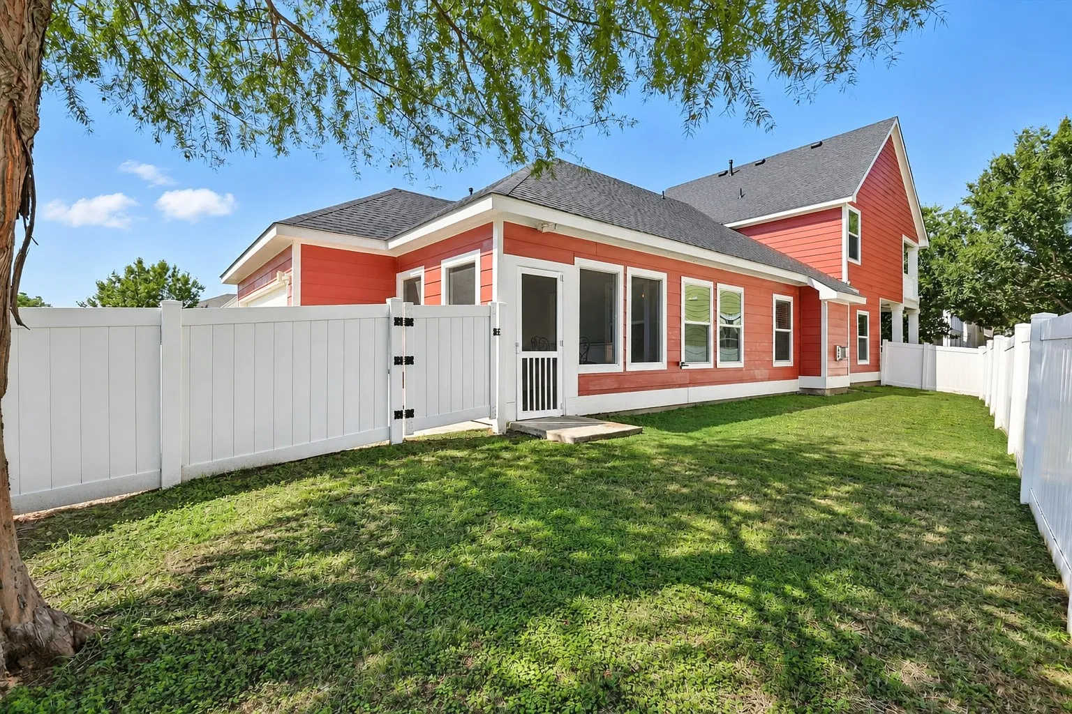 Single Family Residence For Sale in Denton County , 1624 Sea Pines Drive, Savannah, Texas 76227, 3 Bedroom, 3 Bathroom, 2 Garage spaces, 2,141 Sqft, built in 2009, mls#21384544, Real Estate Agent in Savannah, Homes For Sale in Denton county, Homes For Sale in Savannah, Realtor in Savannah Texas, Real Estate Brokerage Independent Realty Texas, Luminita Cordes Realtor