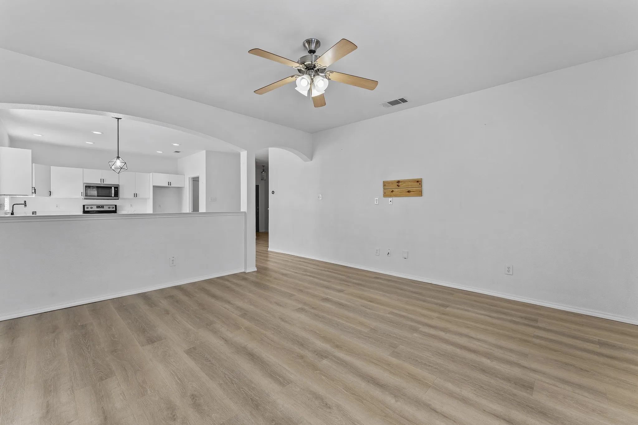 Single Family Residence For Sale in Tarrant County , 7448 Maroon Drive, Fort Worth, Texas 76120, 3 Bedroom, 2 Bathroom, 2 Garage spaces, 1,416 Sqft, built in 2006, mls#21385603, Real Estate Agent in Fort Worth, Homes For Sale in Tarrant county, Homes For Sale in Fort Worth, Realtor in Fort Worth Texas, Real Estate Brokerage Independent Realty Texas, Luminita Cordes Realtor