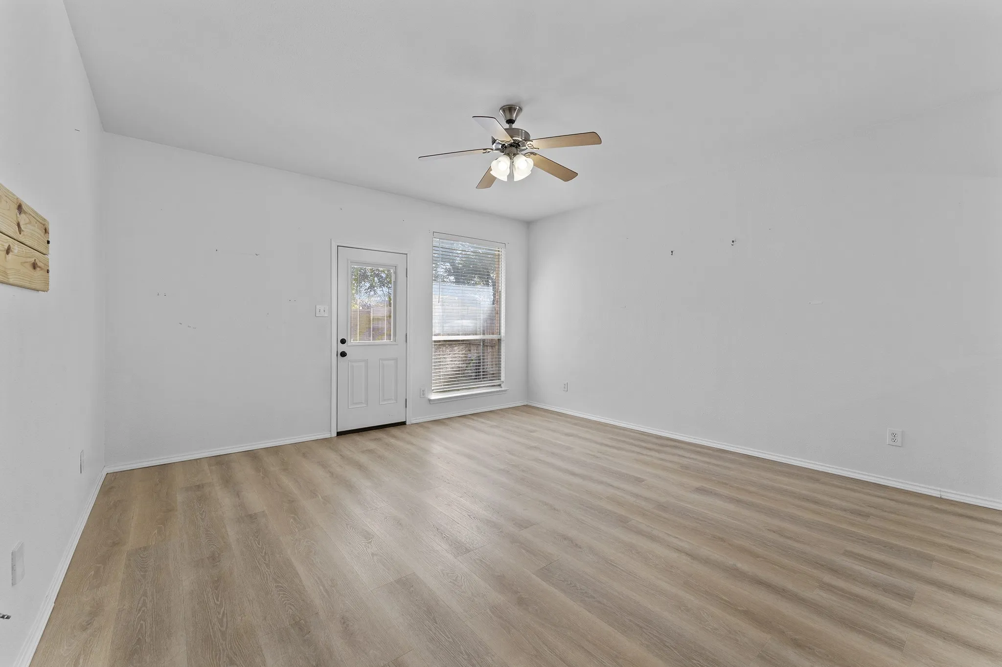 Single Family Residence For Sale in Tarrant County , 7448 Maroon Drive, Fort Worth, Texas 76120, 3 Bedroom, 2 Bathroom, 2 Garage spaces, 1,416 Sqft, built in 2006, mls#21385603, Real Estate Agent in Fort Worth, Homes For Sale in Tarrant county, Homes For Sale in Fort Worth, Realtor in Fort Worth Texas, Real Estate Brokerage Independent Realty Texas, Luminita Cordes Realtor