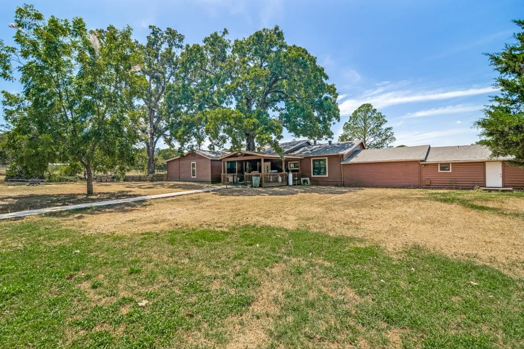 Single Family Residence For Sale in Kaufman County , 14601 Hyde Away Lane, Mabank, Texas 75147, 3 Bedroom, 4 Bathroom, 2 Garage spaces, 3,160 Sqft, built in 1989, mls#21385606, Real Estate Agent in Mabank, Homes For Sale in Kaufman county, Homes For Sale in Mabank, Realtor in Mabank Texas, Real Estate Brokerage Independent Realty Texas, Luminita Cordes Realtor