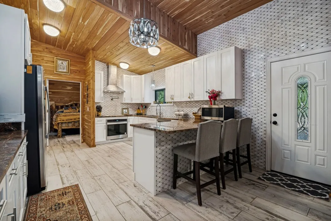 Single Family Residence For Sale in Kaufman County , 14601 Hyde Away Lane, Mabank, Texas 75147, 3 Bedroom, 4 Bathroom, 2 Garage spaces, 3,160 Sqft, built in 1989, mls#21385606, Real Estate Agent in Mabank, Homes For Sale in Kaufman county, Homes For Sale in Mabank, Realtor in Mabank Texas, Real Estate Brokerage Independent Realty Texas, Luminita Cordes Realtor