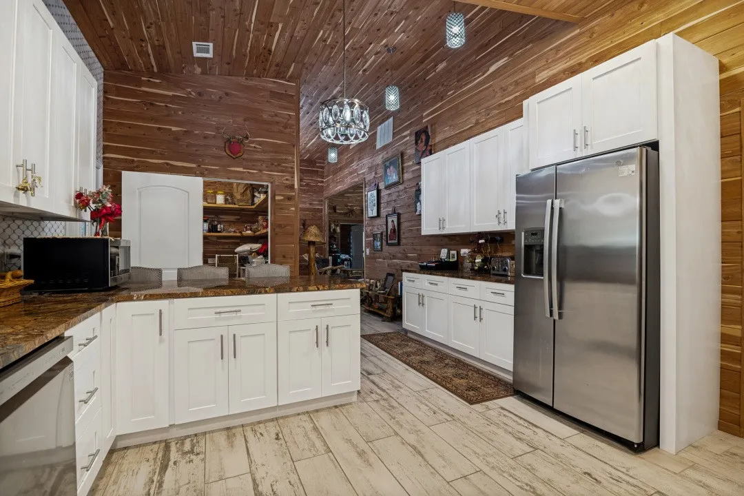 Single Family Residence For Sale in Kaufman County , 14601 Hyde Away Lane, Mabank, Texas 75147, 3 Bedroom, 4 Bathroom, 2 Garage spaces, 3,160 Sqft, built in 1989, mls#21385606, Real Estate Agent in Mabank, Homes For Sale in Kaufman county, Homes For Sale in Mabank, Realtor in Mabank Texas, Real Estate Brokerage Independent Realty Texas, Luminita Cordes Realtor