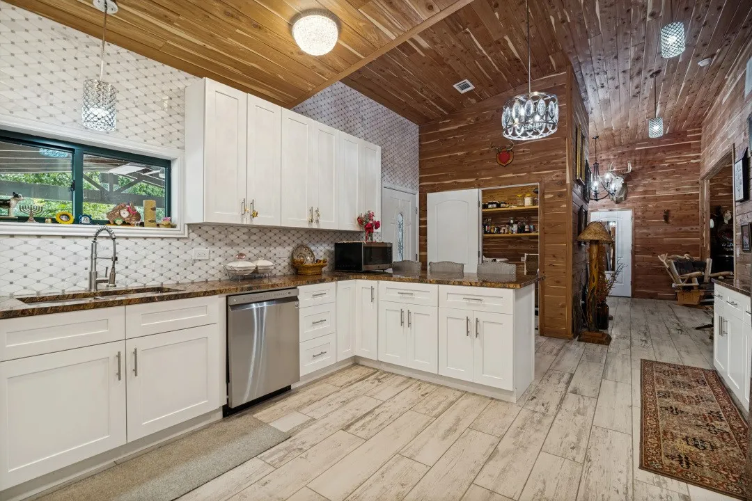 Single Family Residence For Sale in Kaufman County , 14601 Hyde Away Lane, Mabank, Texas 75147, 3 Bedroom, 4 Bathroom, 2 Garage spaces, 3,160 Sqft, built in 1989, mls#21385606, Real Estate Agent in Mabank, Homes For Sale in Kaufman county, Homes For Sale in Mabank, Realtor in Mabank Texas, Real Estate Brokerage Independent Realty Texas, Luminita Cordes Realtor