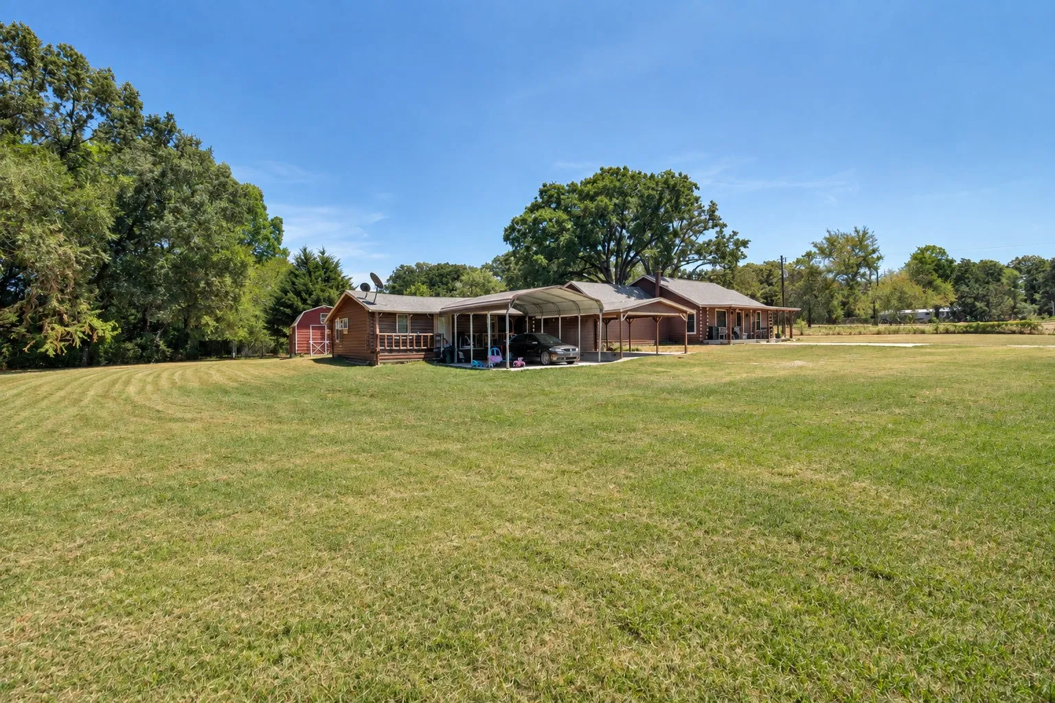 Single Family Residence For Sale in Kaufman County , 14601 Hyde Away Lane, Mabank, Texas 75147, 3 Bedroom, 4 Bathroom, 2 Garage spaces, 3,160 Sqft, built in 1989, mls#21385606, Real Estate Agent in Mabank, Homes For Sale in Kaufman county, Homes For Sale in Mabank, Realtor in Mabank Texas, Real Estate Brokerage Independent Realty Texas, Luminita Cordes Realtor