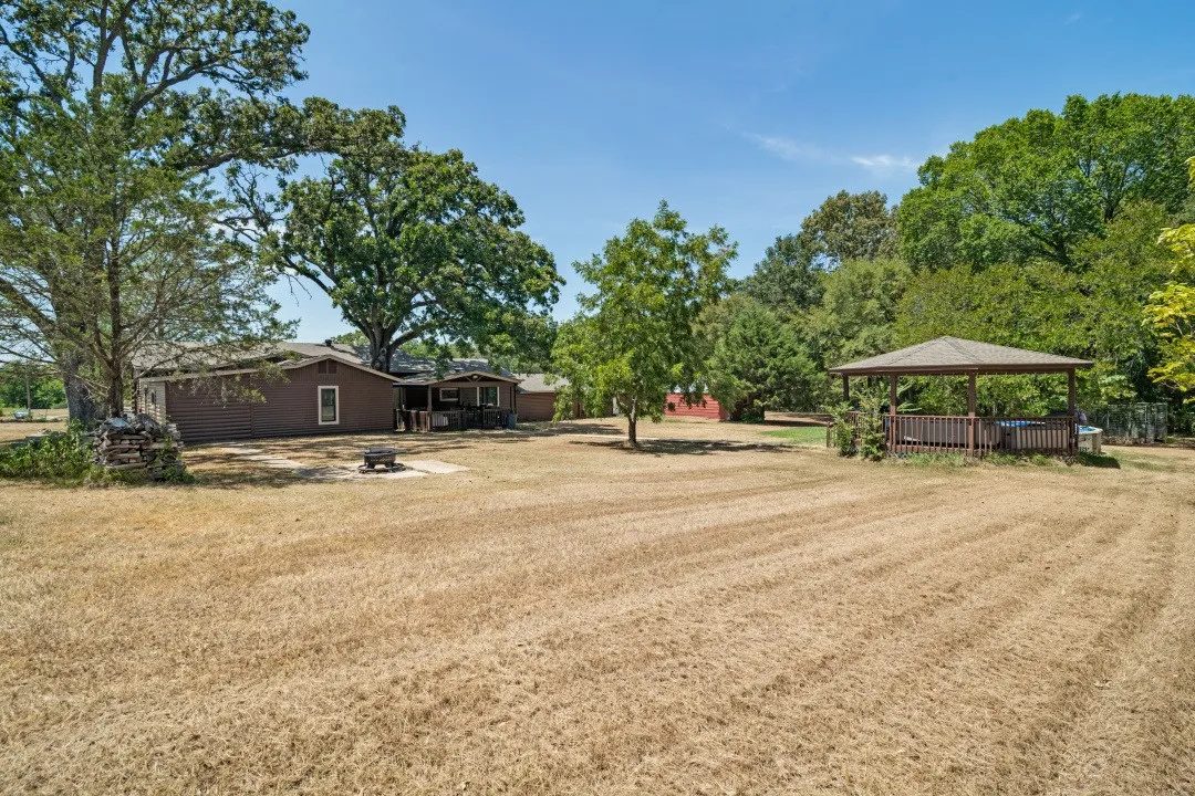 Single Family Residence For Sale in Kaufman County , 14601 Hyde Away Lane, Mabank, Texas 75147, 3 Bedroom, 4 Bathroom, 2 Garage spaces, 3,160 Sqft, built in 1989, mls#21385606, Real Estate Agent in Mabank, Homes For Sale in Kaufman county, Homes For Sale in Mabank, Realtor in Mabank Texas, Real Estate Brokerage Independent Realty Texas, Luminita Cordes Realtor