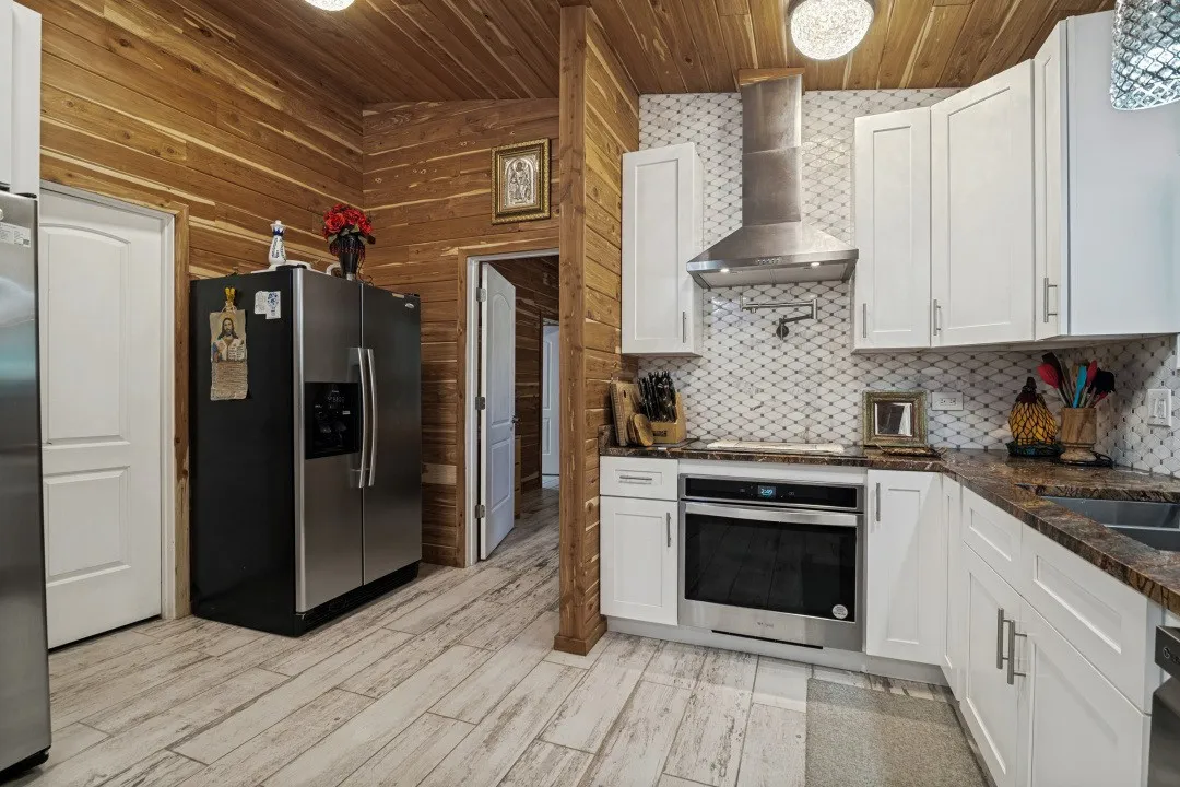 Single Family Residence For Sale in Kaufman County , 14601 Hyde Away Lane, Mabank, Texas 75147, 3 Bedroom, 4 Bathroom, 2 Garage spaces, 3,160 Sqft, built in 1989, mls#21385606, Real Estate Agent in Mabank, Homes For Sale in Kaufman county, Homes For Sale in Mabank, Realtor in Mabank Texas, Real Estate Brokerage Independent Realty Texas, Luminita Cordes Realtor