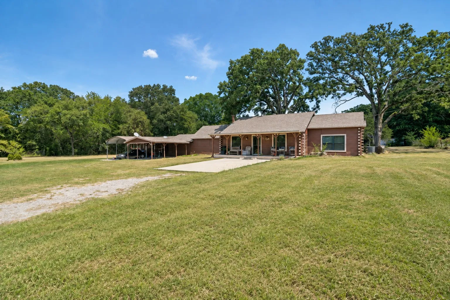 Single Family Residence For Sale in Kaufman County , 14601 Hyde Away Lane, Mabank, Texas 75147, 3 Bedroom, 4 Bathroom, 2 Garage spaces, 3,160 Sqft, built in 1989, mls#21385606, Real Estate Agent in Mabank, Homes For Sale in Kaufman county, Homes For Sale in Mabank, Realtor in Mabank Texas, Real Estate Brokerage Independent Realty Texas, Luminita Cordes Realtor