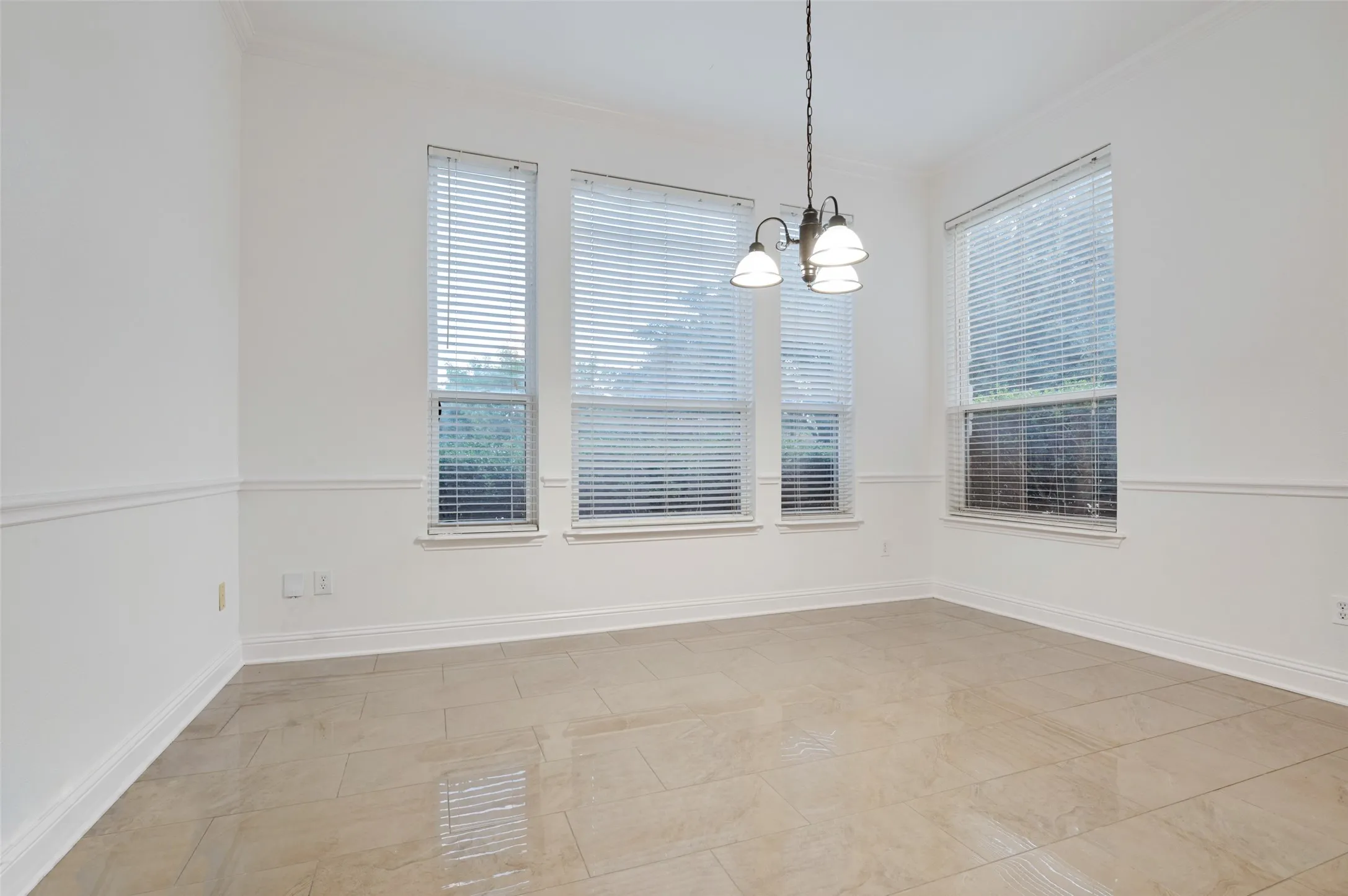 Single Family Residence For Sale in Tarrant County , 8925 Hunters Glen Trail, Fort Worth, Texas 76120, 5 Bedroom, 5 Bathroom, 3 Garage spaces, 4,257 Sqft, built in 2001, mls#21383628, Real Estate Agent in Fort Worth, Homes For Sale in Tarrant county, Homes For Sale in Fort Worth, Realtor in Fort Worth Texas, Real Estate Brokerage Independent Realty Texas, Luminita Cordes Realtor