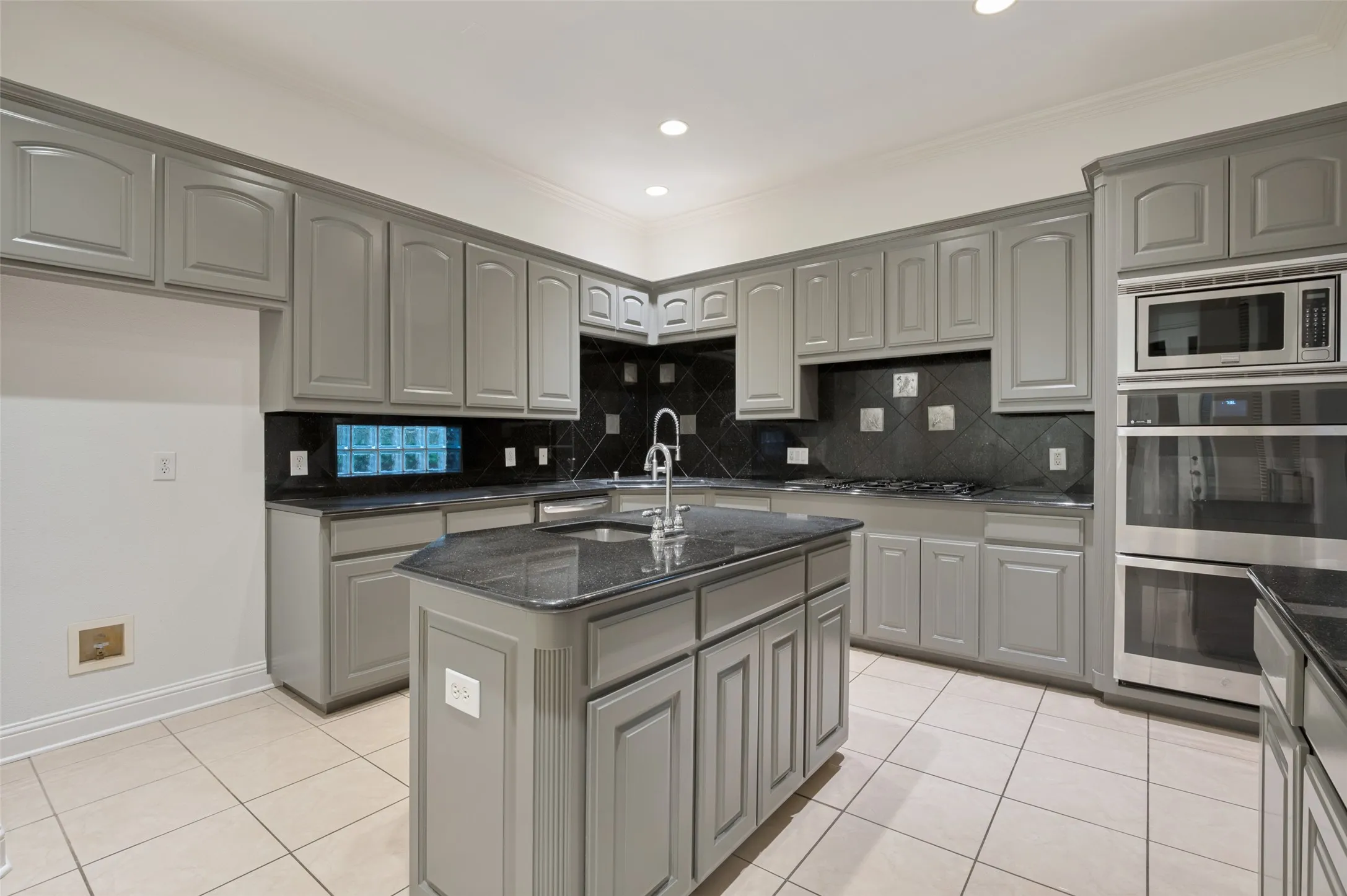 Single Family Residence For Sale in Tarrant County , 8925 Hunters Glen Trail, Fort Worth, Texas 76120, 5 Bedroom, 5 Bathroom, 3 Garage spaces, 4,257 Sqft, built in 2001, mls#21383628, Real Estate Agent in Fort Worth, Homes For Sale in Tarrant county, Homes For Sale in Fort Worth, Realtor in Fort Worth Texas, Real Estate Brokerage Independent Realty Texas, Luminita Cordes Realtor