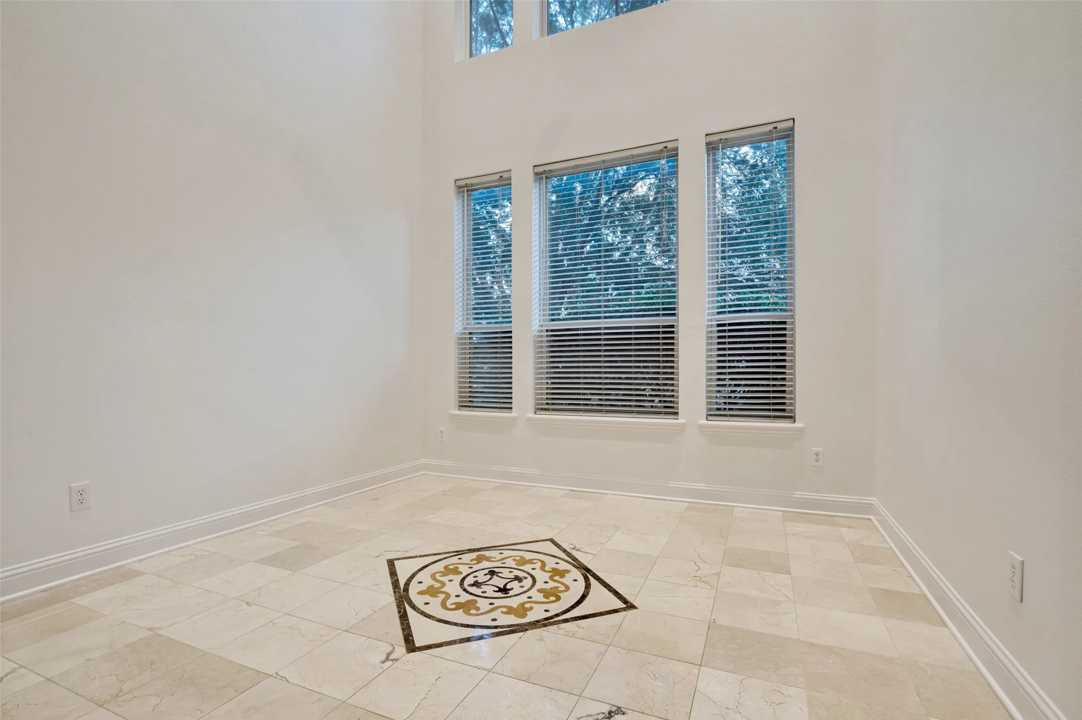 Single Family Residence For Sale in Tarrant County , 8925 Hunters Glen Trail, Fort Worth, Texas 76120, 5 Bedroom, 5 Bathroom, 3 Garage spaces, 4,257 Sqft, built in 2001, mls#21383628, Real Estate Agent in Fort Worth, Homes For Sale in Tarrant county, Homes For Sale in Fort Worth, Realtor in Fort Worth Texas, Real Estate Brokerage Independent Realty Texas, Luminita Cordes Realtor