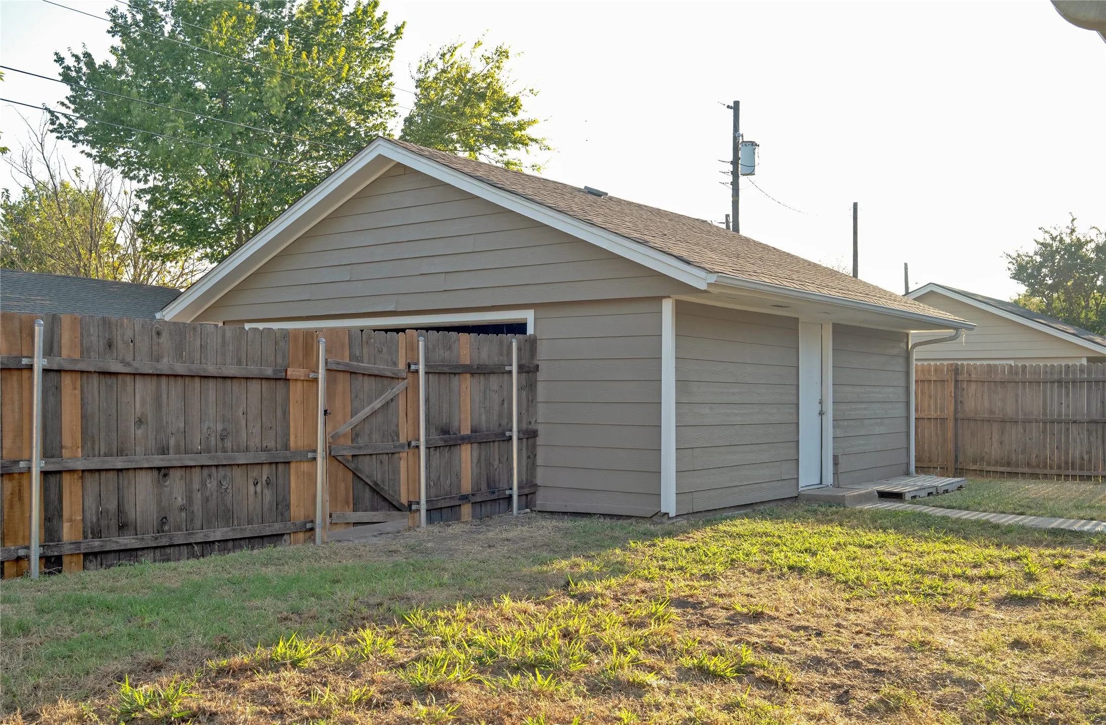 Single Family Residence For Sale in Dallas County , 1016 Barclay Drive, Mesquite, Texas 75149, 3 Bedroom, 2 Bathroom, 2 Garage spaces, 1,318 Sqft, built in 1983, mls#21385584, Real Estate Agent in Mesquite, Homes For Sale in Dallas county, Homes For Sale in Mesquite, Realtor in Mesquite Texas, Real Estate Brokerage Independent Realty Texas, Luminita Cordes Realtor