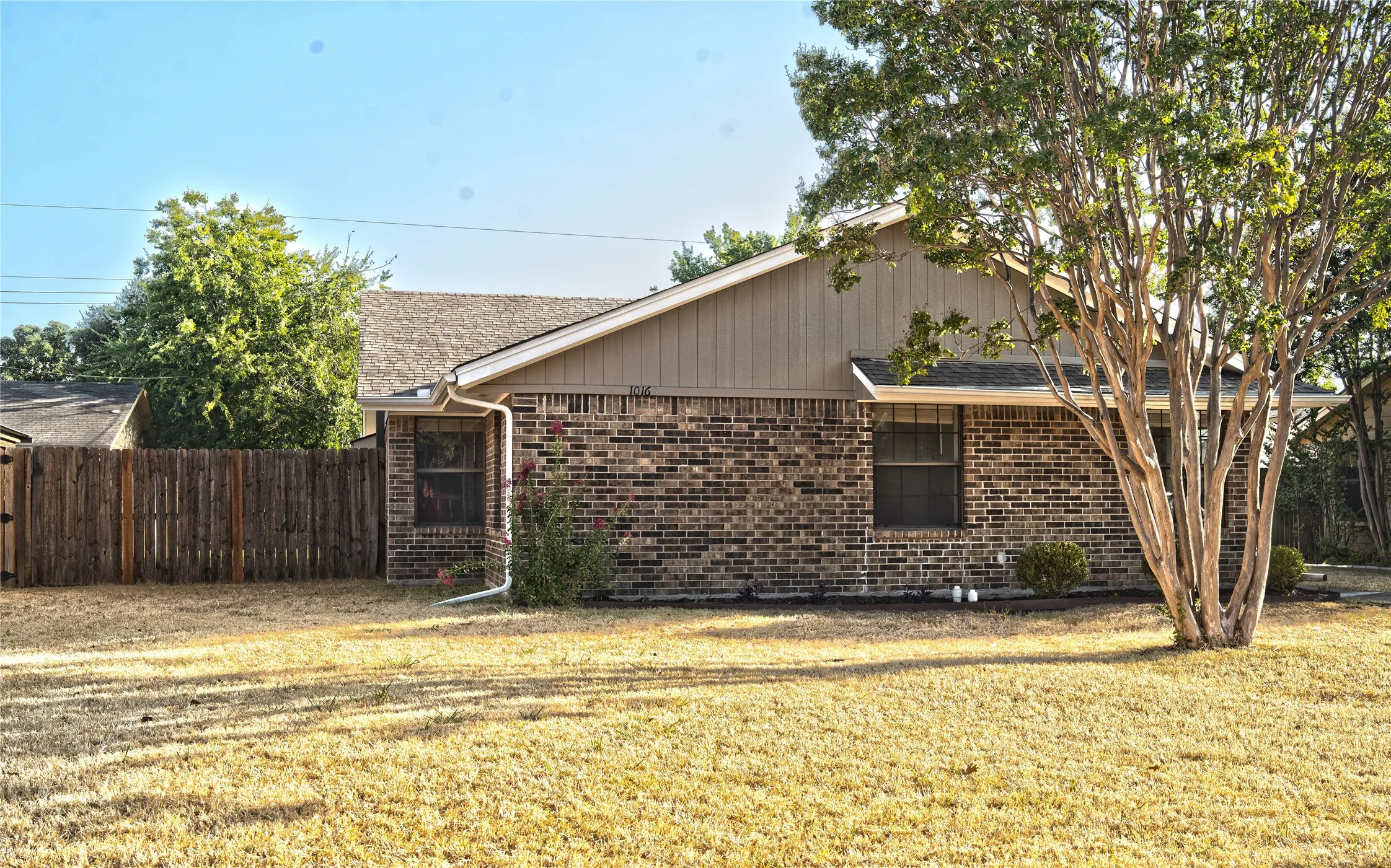 Single Family Residence For Sale in Dallas County , 1016 Barclay Drive, Mesquite, Texas 75149, 3 Bedroom, 2 Bathroom, 2 Garage spaces, 1,318 Sqft, built in 1983, mls#21385584, Real Estate Agent in Mesquite, Homes For Sale in Dallas county, Homes For Sale in Mesquite, Realtor in Mesquite Texas, Real Estate Brokerage Independent Realty Texas, Luminita Cordes Realtor